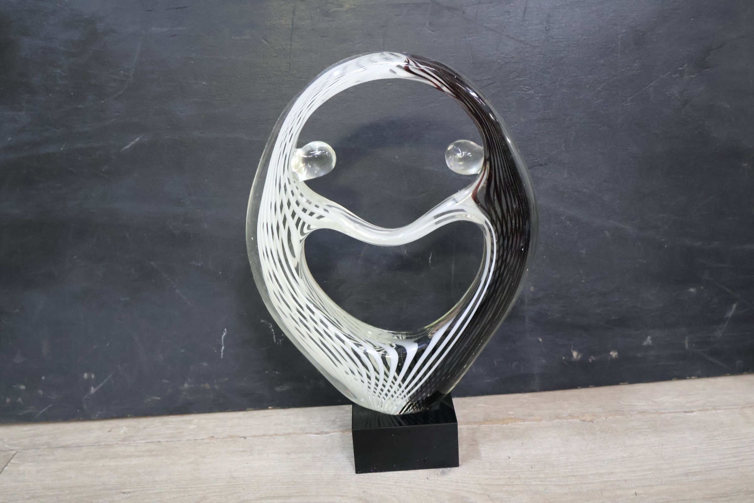 Design glazen sculptuur op zwart voetstuk – foto 3 – kavel bij GSD Auctions, Zoeterwoude