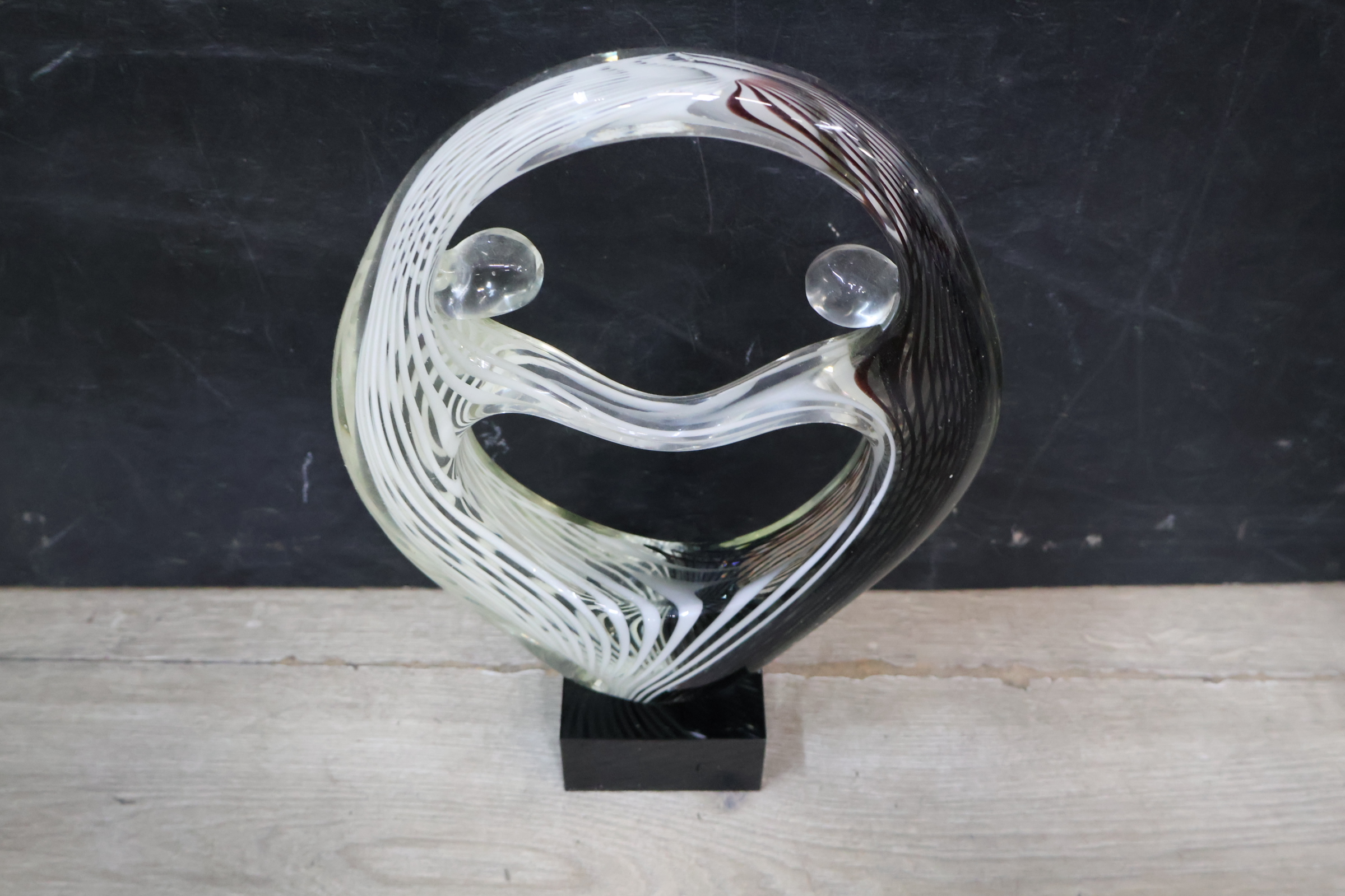 Design glazen sculptuur op zwart voetstuk – foto 4 – kavel bij GSD Auctions, Zoeterwoude