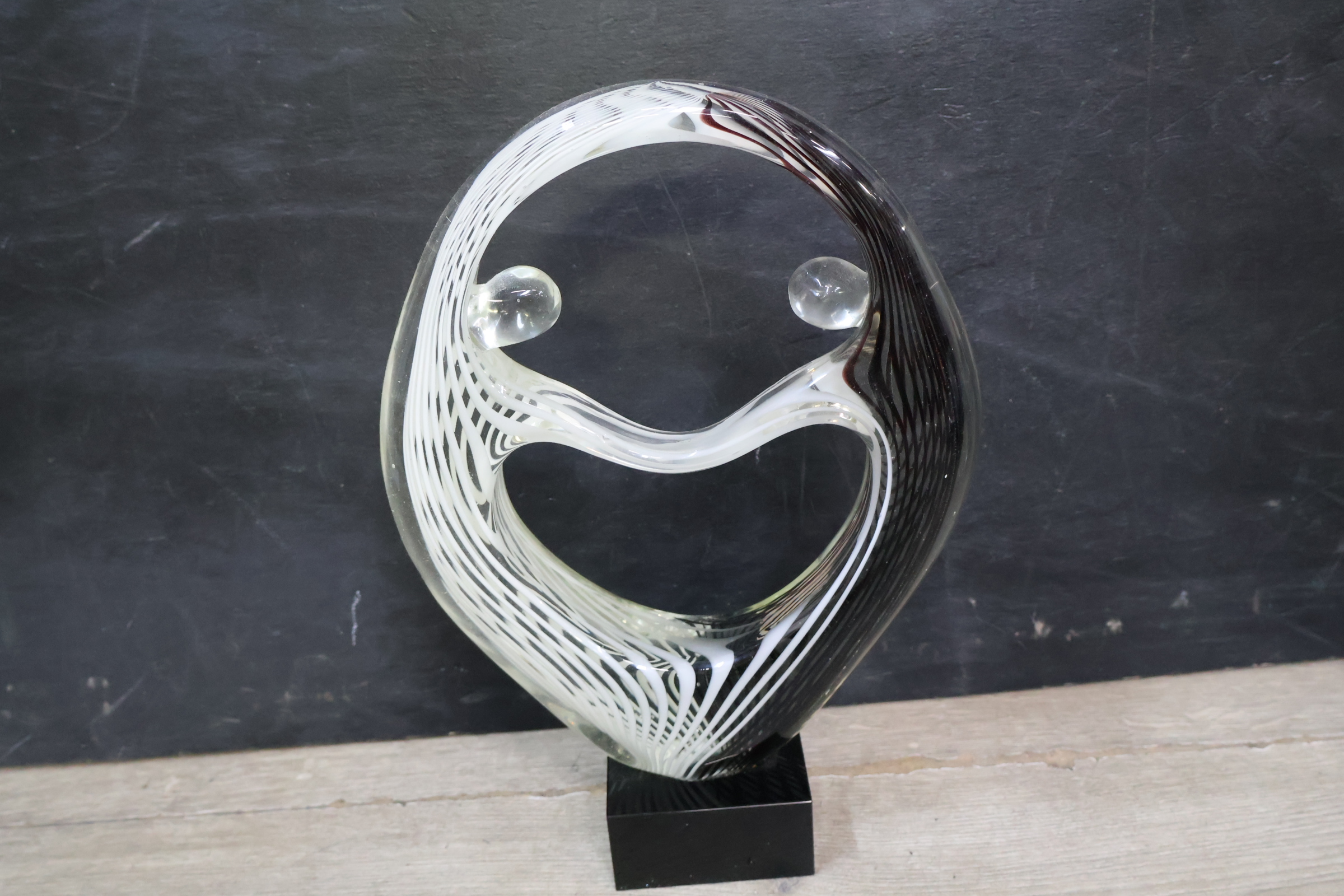 Design glazen sculptuur op zwart voetstuk – foto 5 – kavel bij GSD Auctions, Zoeterwoude