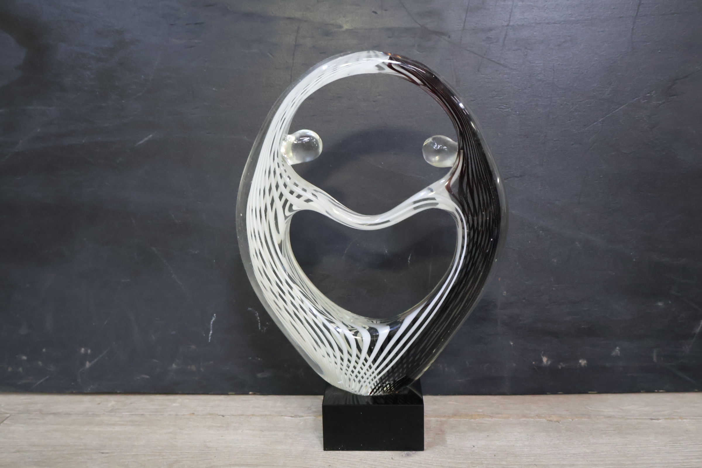 Design glazen sculptuur op zwart voetstuk – foto 6 – kavel bij GSD Auctions, Zoeterwoude