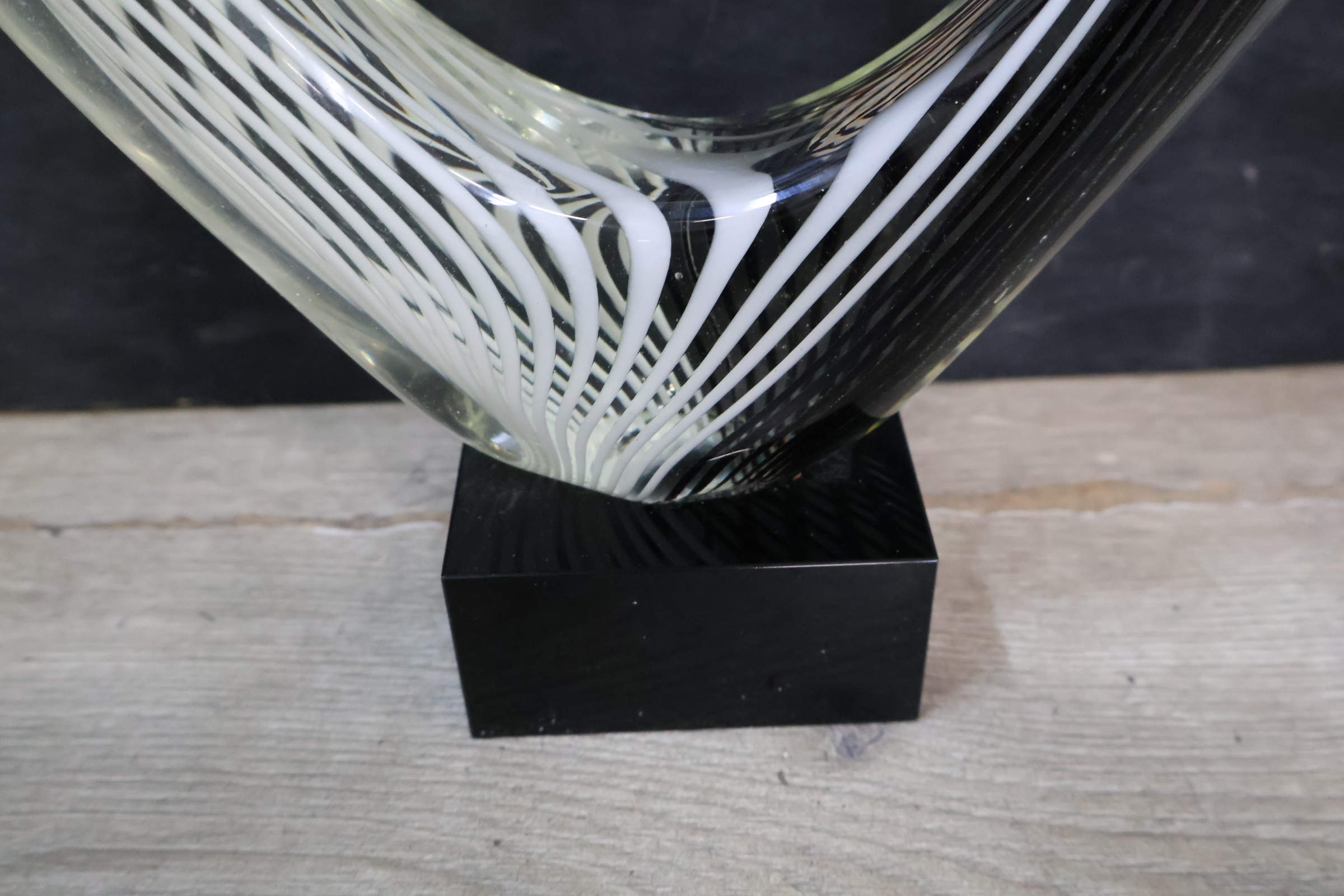 Design glazen sculptuur op zwart voetstuk – foto 8 – kavel bij GSD Auctions, Zoeterwoude