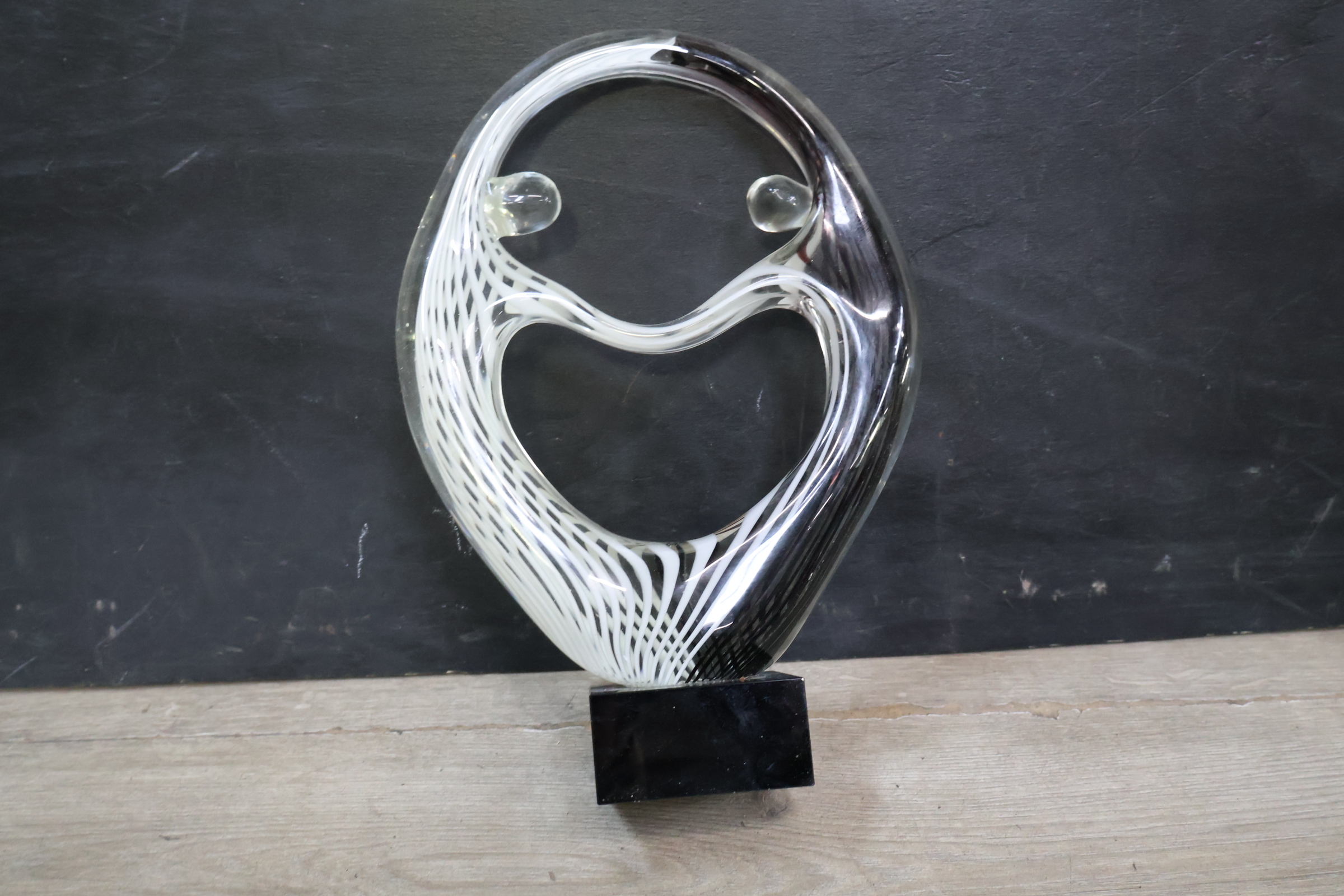 Design glazen sculptuur op zwart voetstuk – foto 9 – kavel bij GSD Auctions, Zoeterwoude