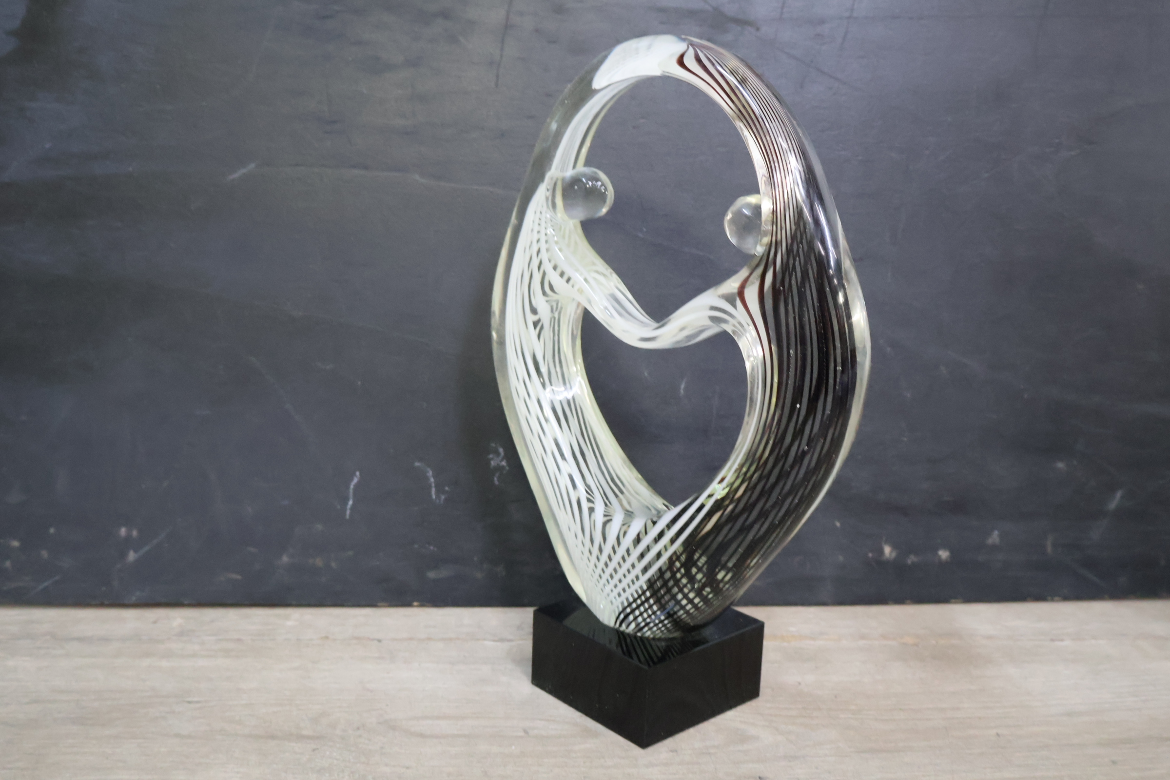 Design glazen sculptuur op zwart voetstuk – foto 10 – kavel bij GSD Auctions, Zoeterwoude