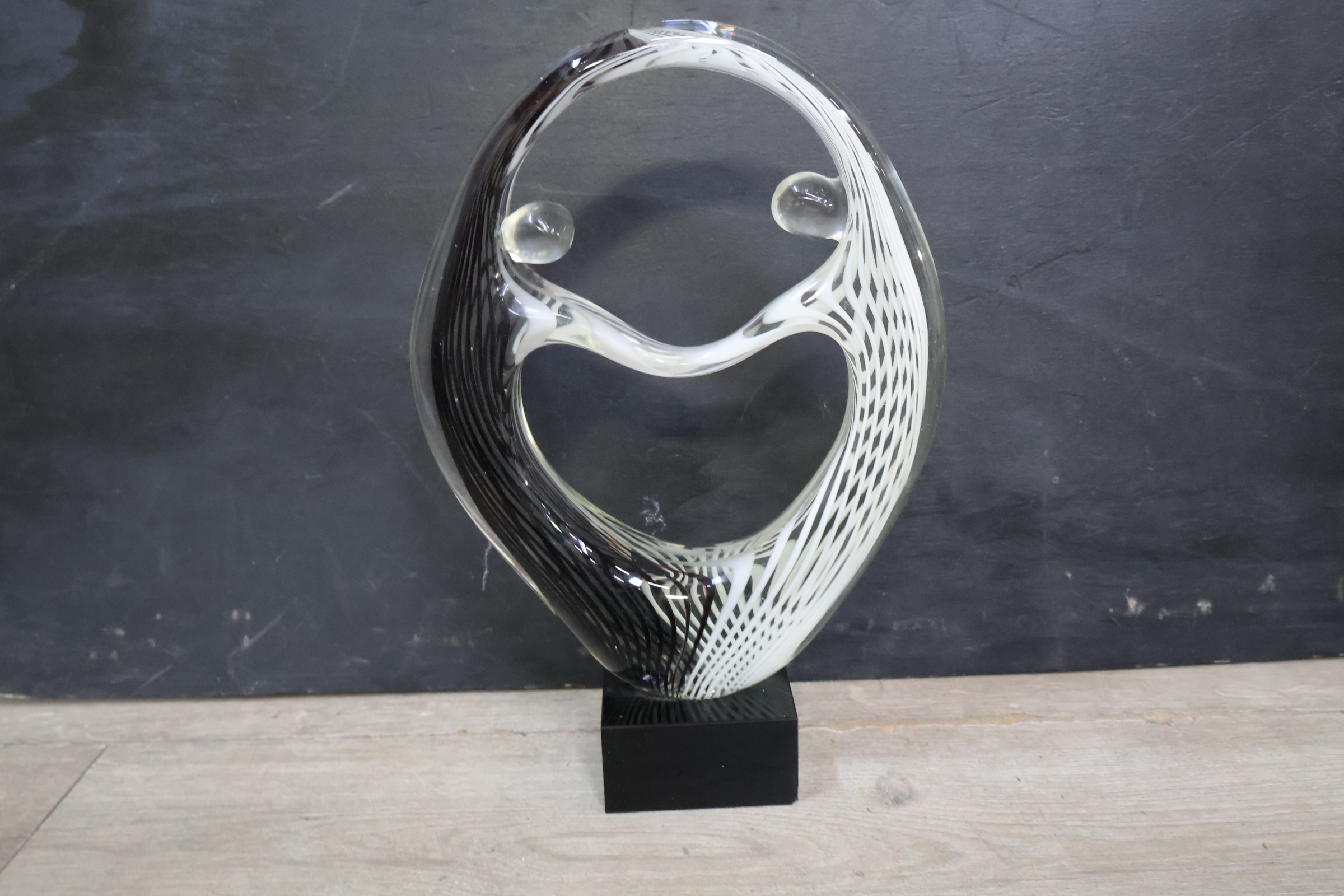 Design glazen sculptuur op zwart voetstuk – foto 11 – kavel bij GSD Auctions, Zoeterwoude