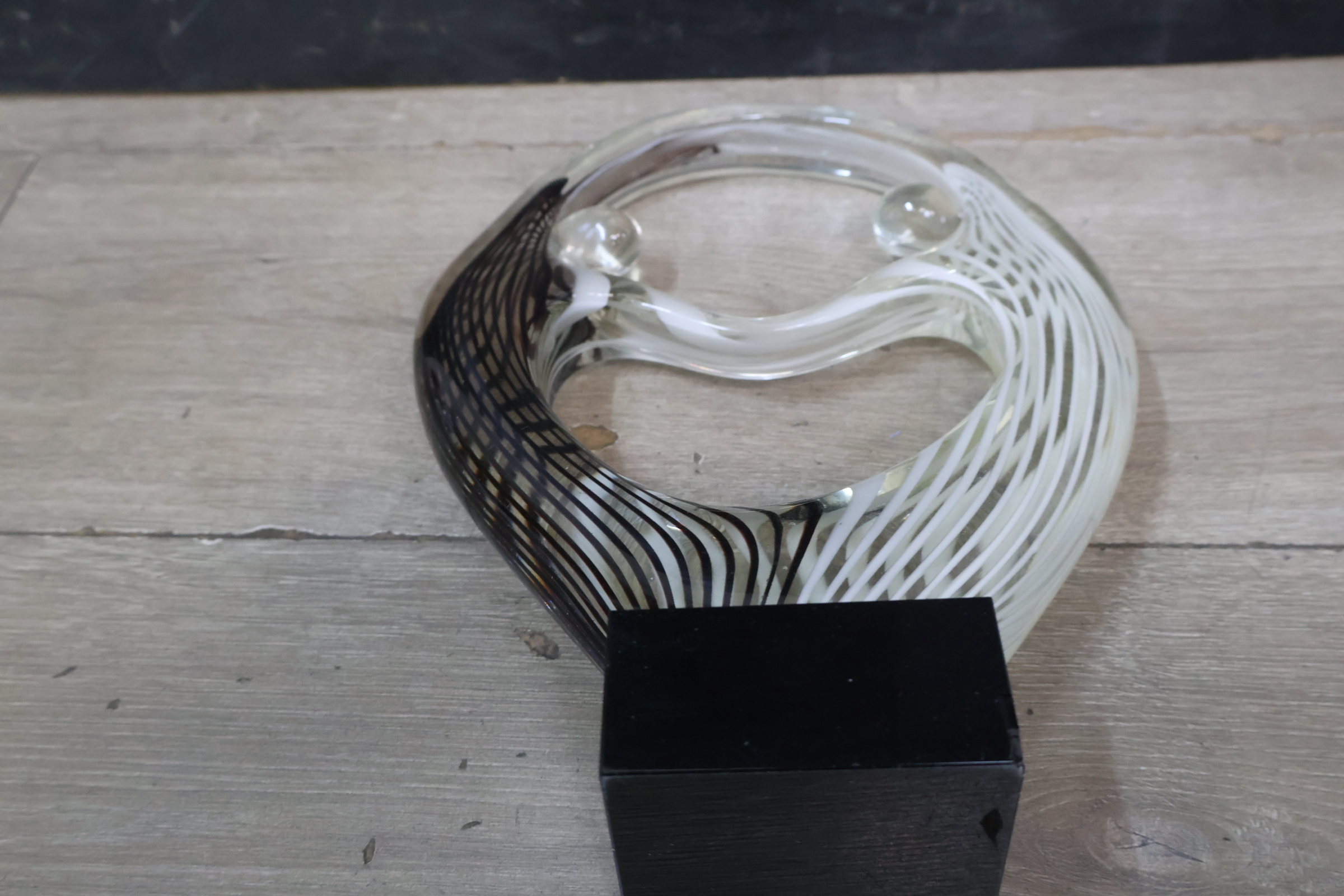 Design glazen sculptuur op zwart voetstuk – foto 12 – kavel bij GSD Auctions, Zoeterwoude