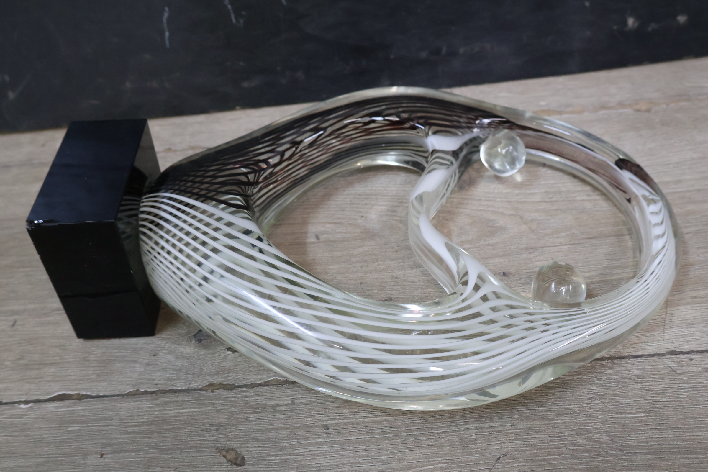Design glazen sculptuur op zwart voetstuk – foto 13 – kavel bij GSD Auctions, Zoeterwoude