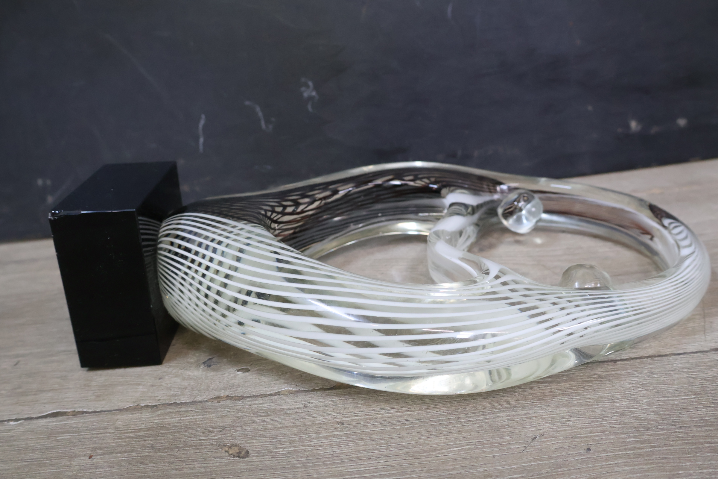 Design glazen sculptuur op zwart voetstuk – foto 14 – kavel bij GSD Auctions, Zoeterwoude