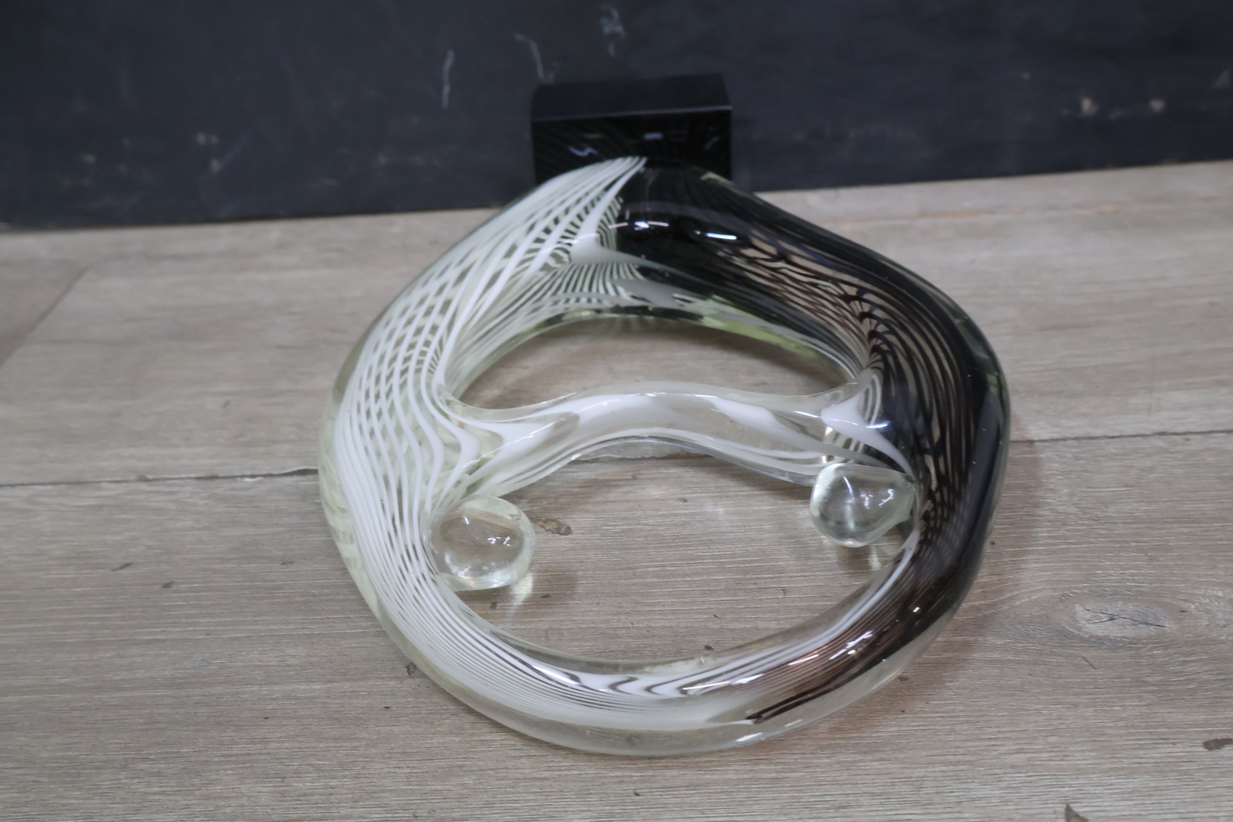 Design glazen sculptuur op zwart voetstuk – foto 15 – kavel bij GSD Auctions, Zoeterwoude