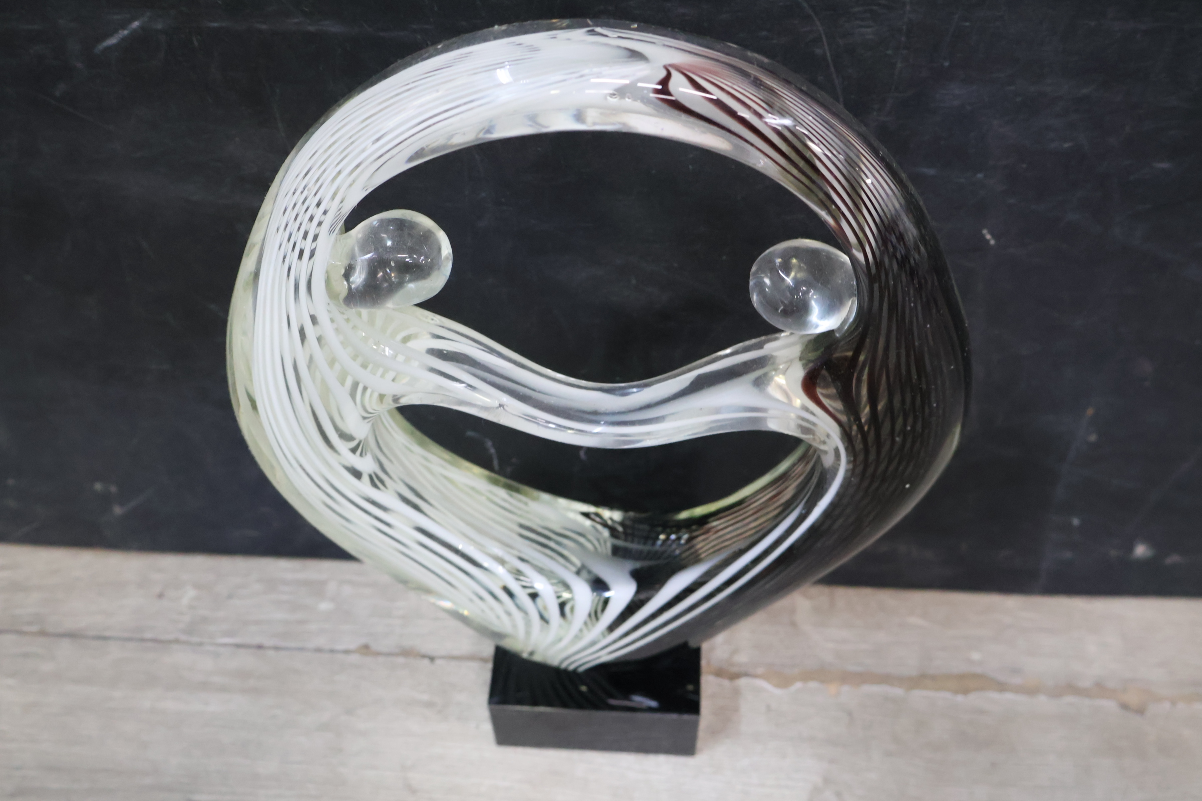 Design glazen sculptuur op zwart voetstuk – foto 16 – kavel bij GSD Auctions, Zoeterwoude