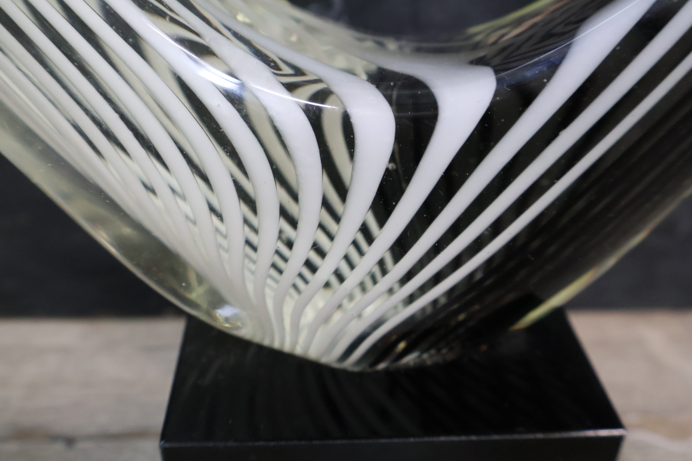 Design glazen sculptuur op zwart voetstuk – foto 17 – kavel bij GSD Auctions, Zoeterwoude