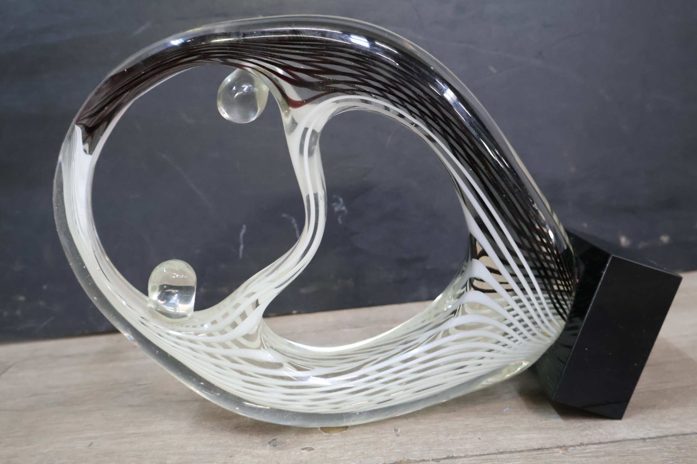 Design glazen sculptuur op zwart voetstuk – foto 18 – kavel bij GSD Auctions, Zoeterwoude