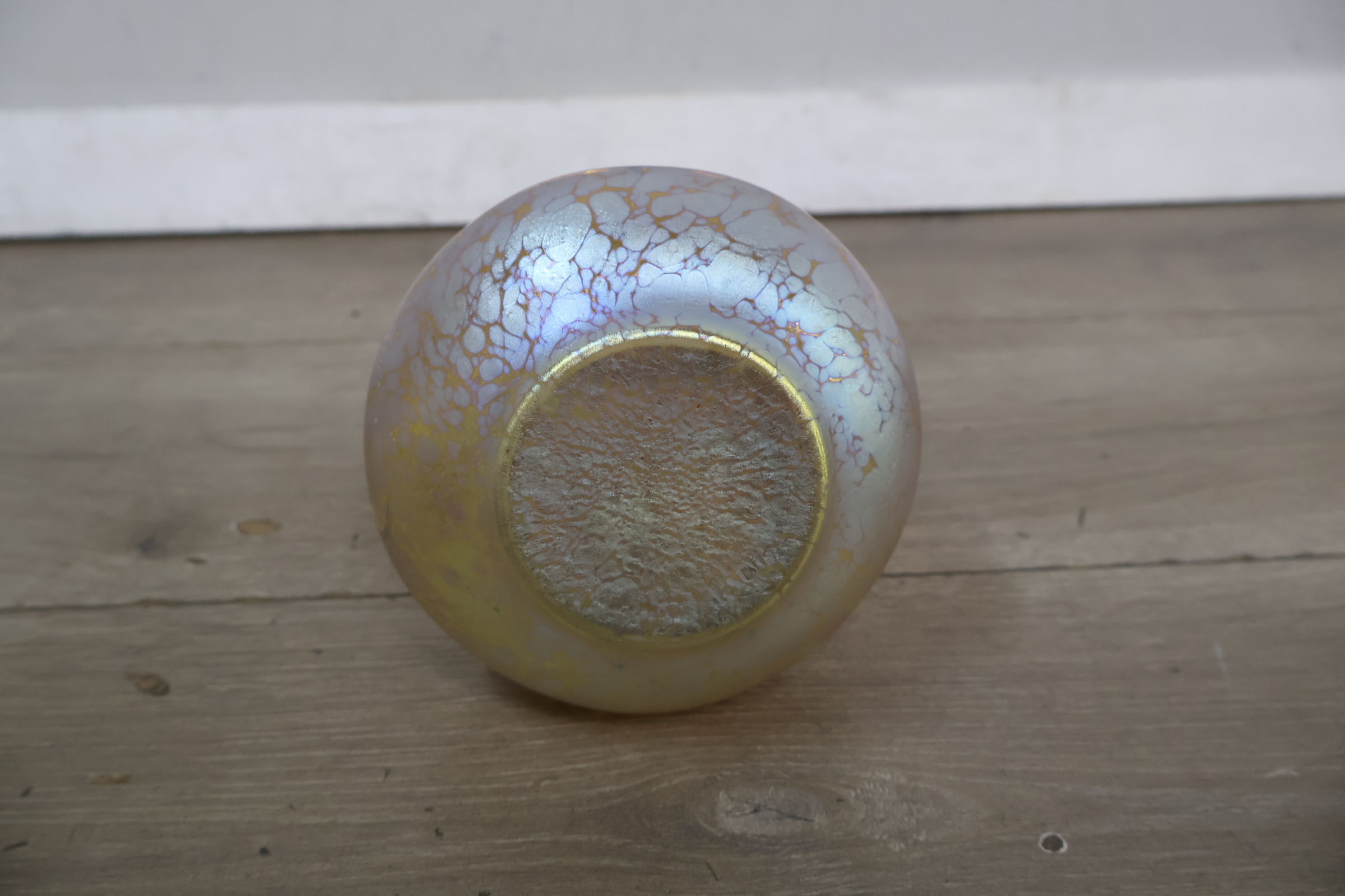 Iriserende decoratieve vaas – foto 15 – kavel bij GSD Auctions, Zoeterwoude