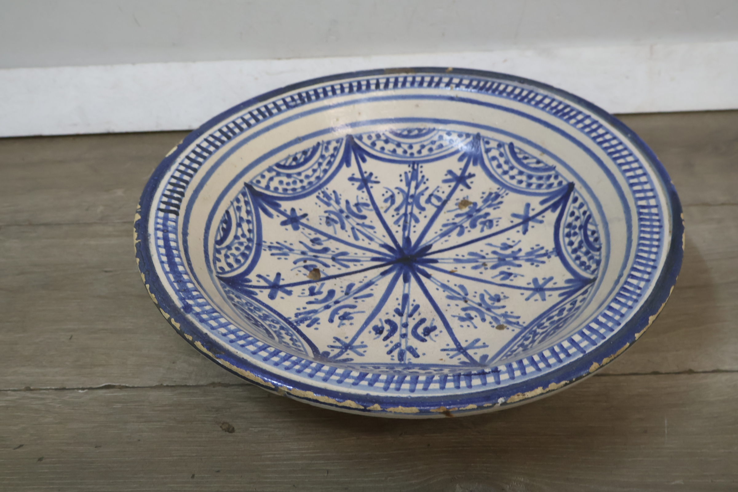 Decoratieve blauw-witte keramische schaal – foto 6 – kavel bij GSD Auctions, Zoeterwoude