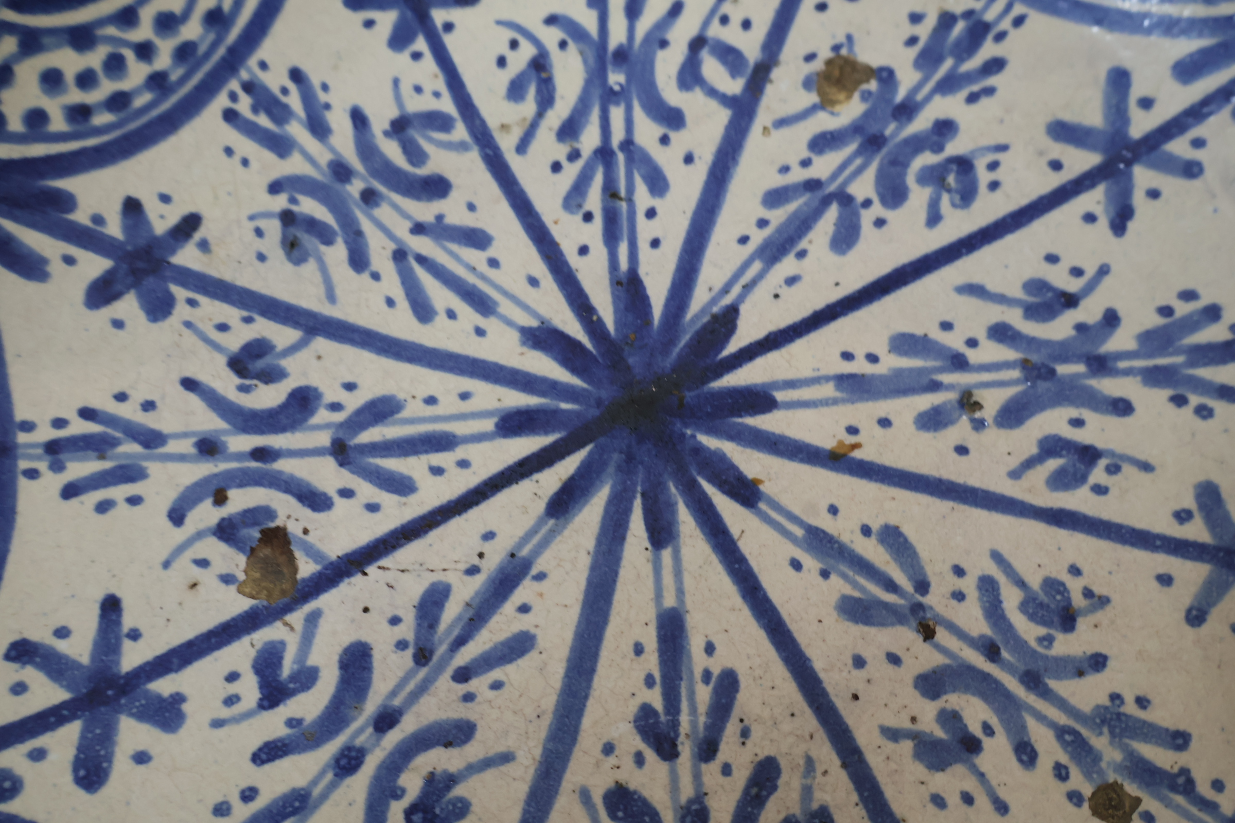 Decoratieve blauw-witte keramische schaal – foto 7 – kavel bij GSD Auctions, Zoeterwoude
