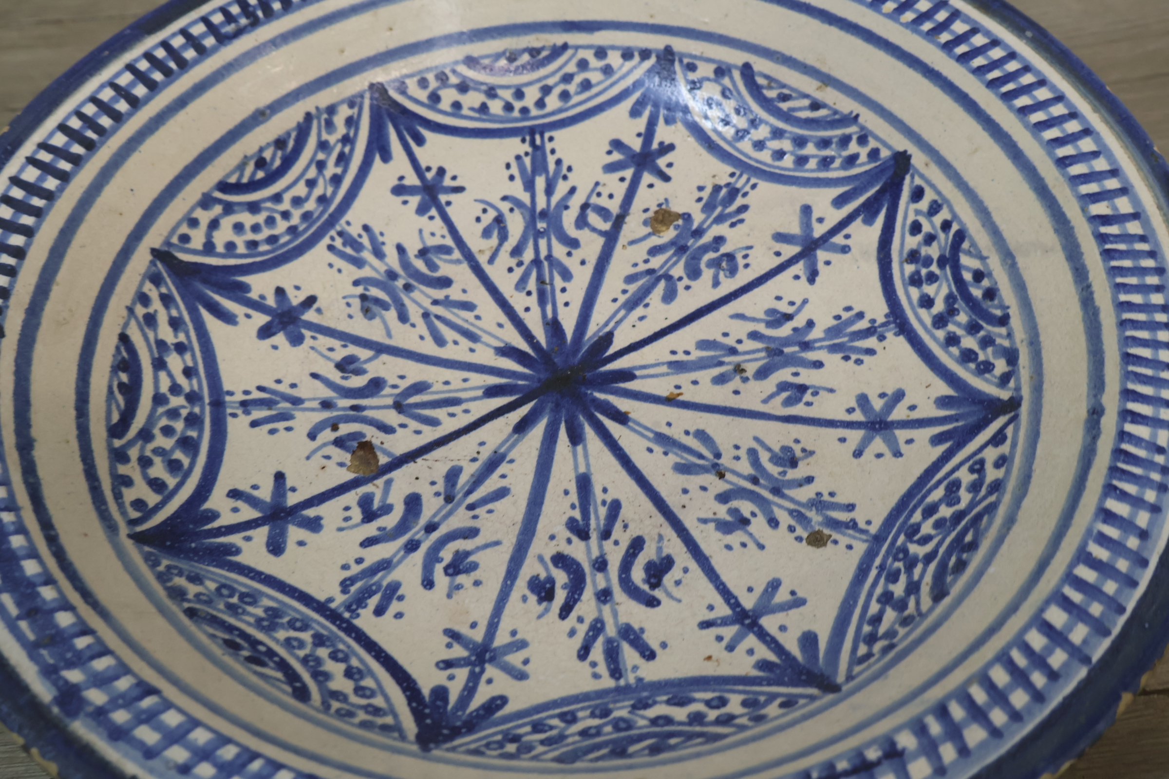 Decoratieve blauw-witte keramische schaal – foto 8 – kavel bij GSD Auctions, Zoeterwoude