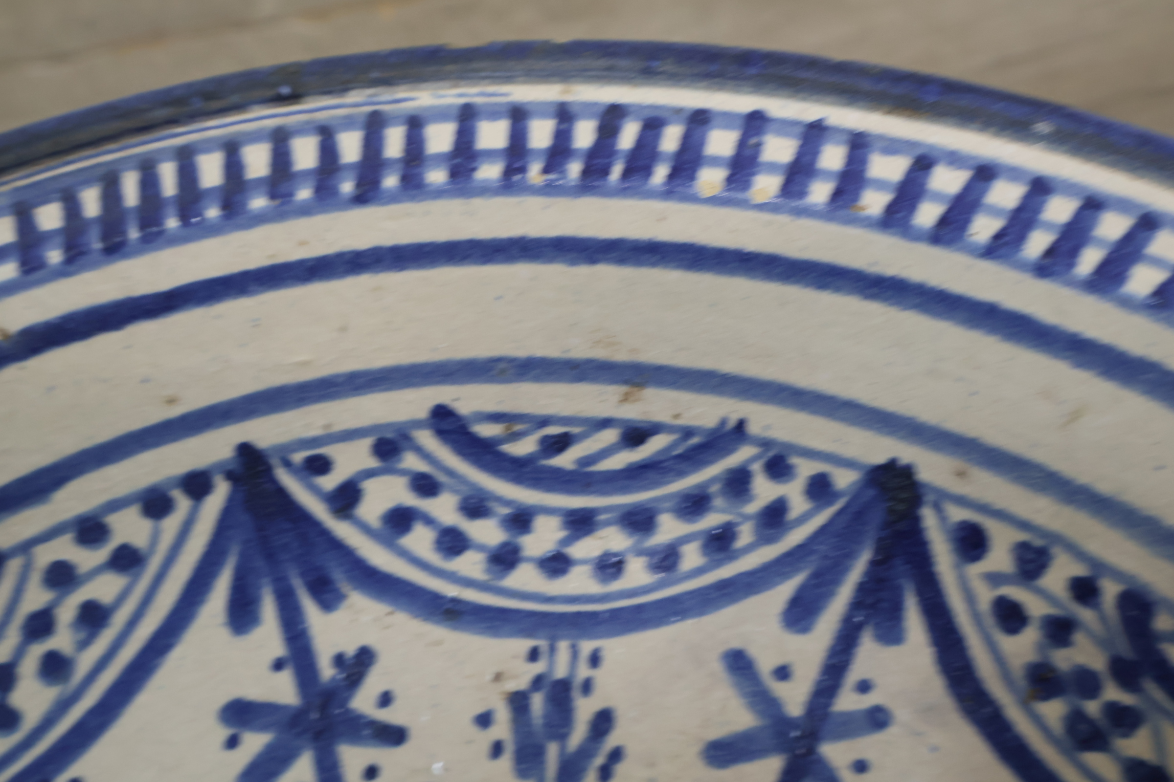 Decoratieve blauw-witte keramische schaal – foto 9 – kavel bij GSD Auctions, Zoeterwoude