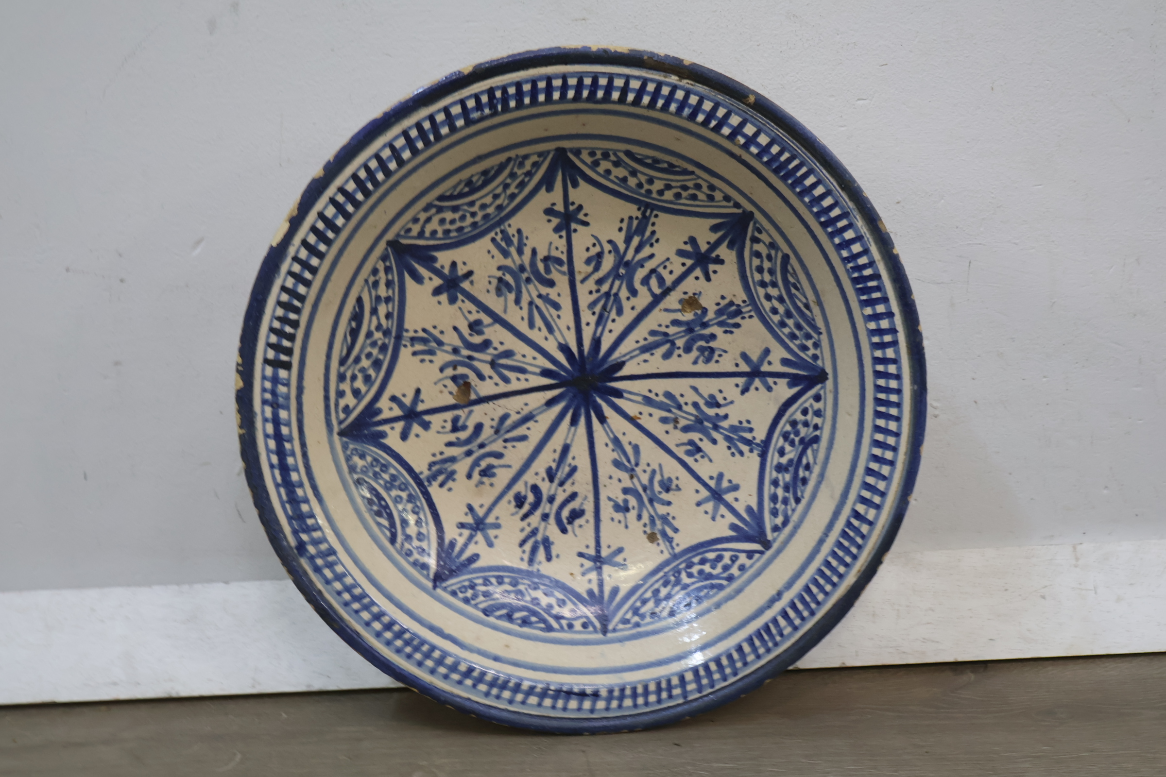Decoratieve blauw-witte keramische schaal – foto 10 – kavel bij GSD Auctions, Zoeterwoude