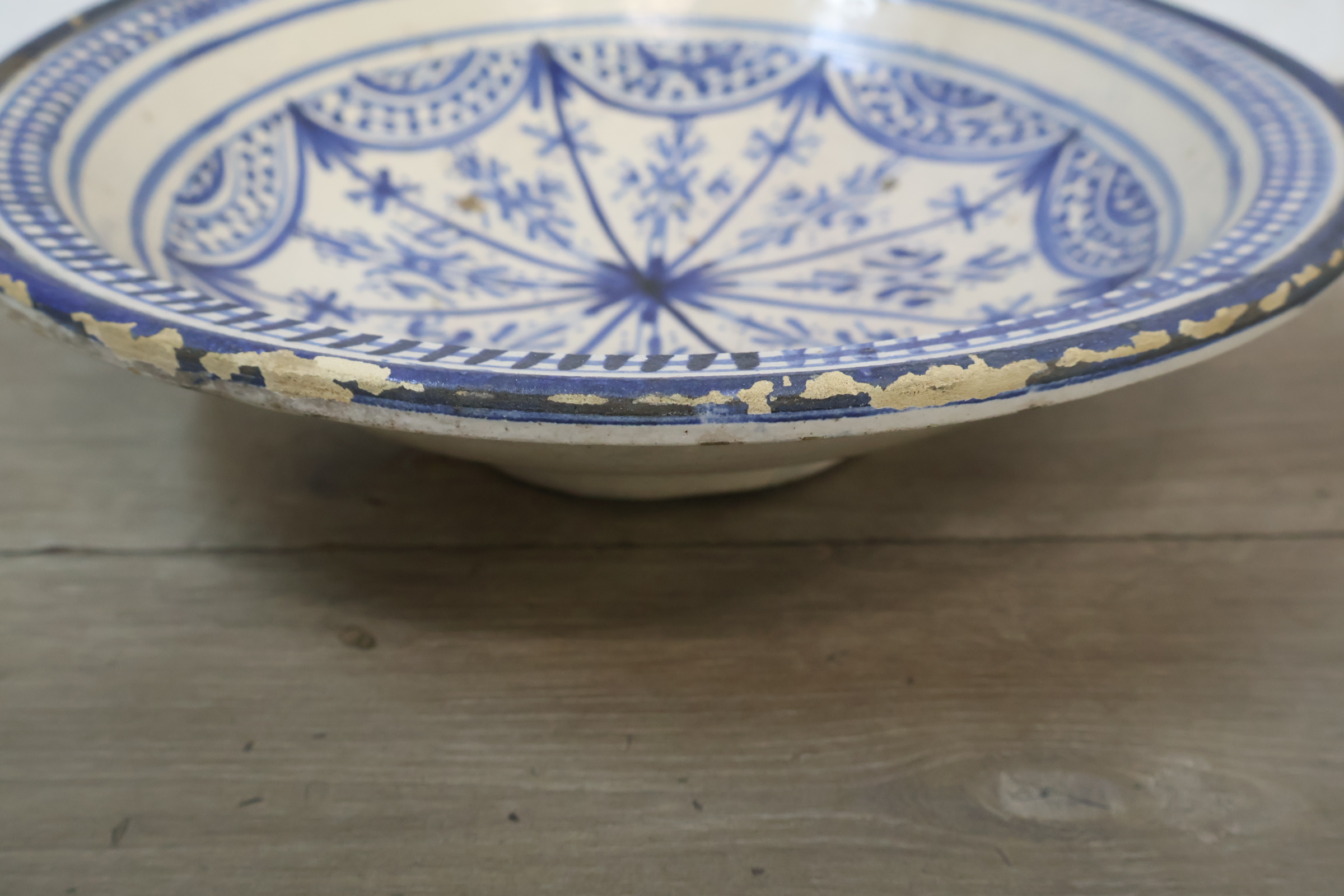 Decoratieve blauw-witte keramische schaal – foto 11 – kavel bij GSD Auctions, Zoeterwoude