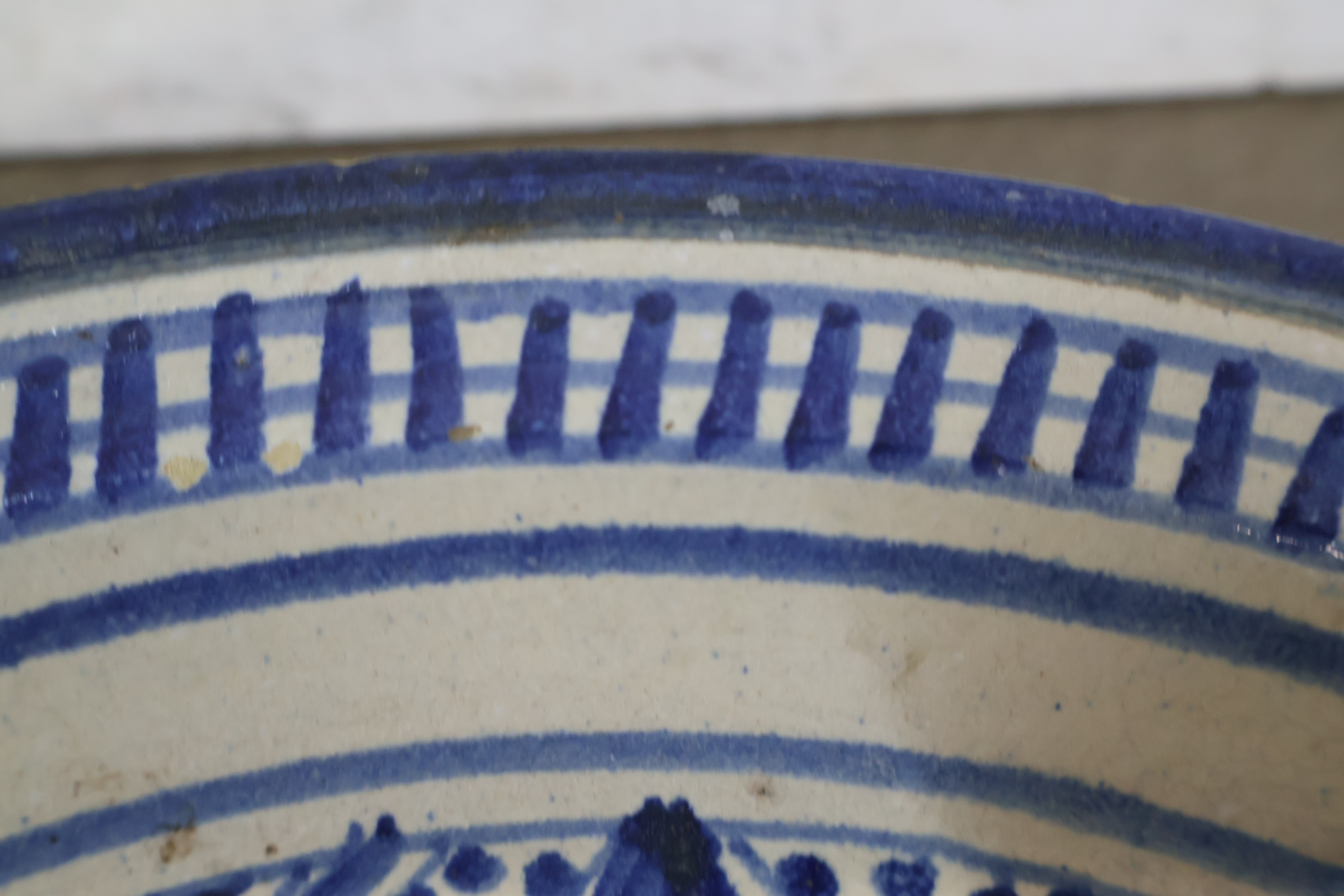Decoratieve blauw-witte keramische schaal – foto 16 – kavel bij GSD Auctions, Zoeterwoude