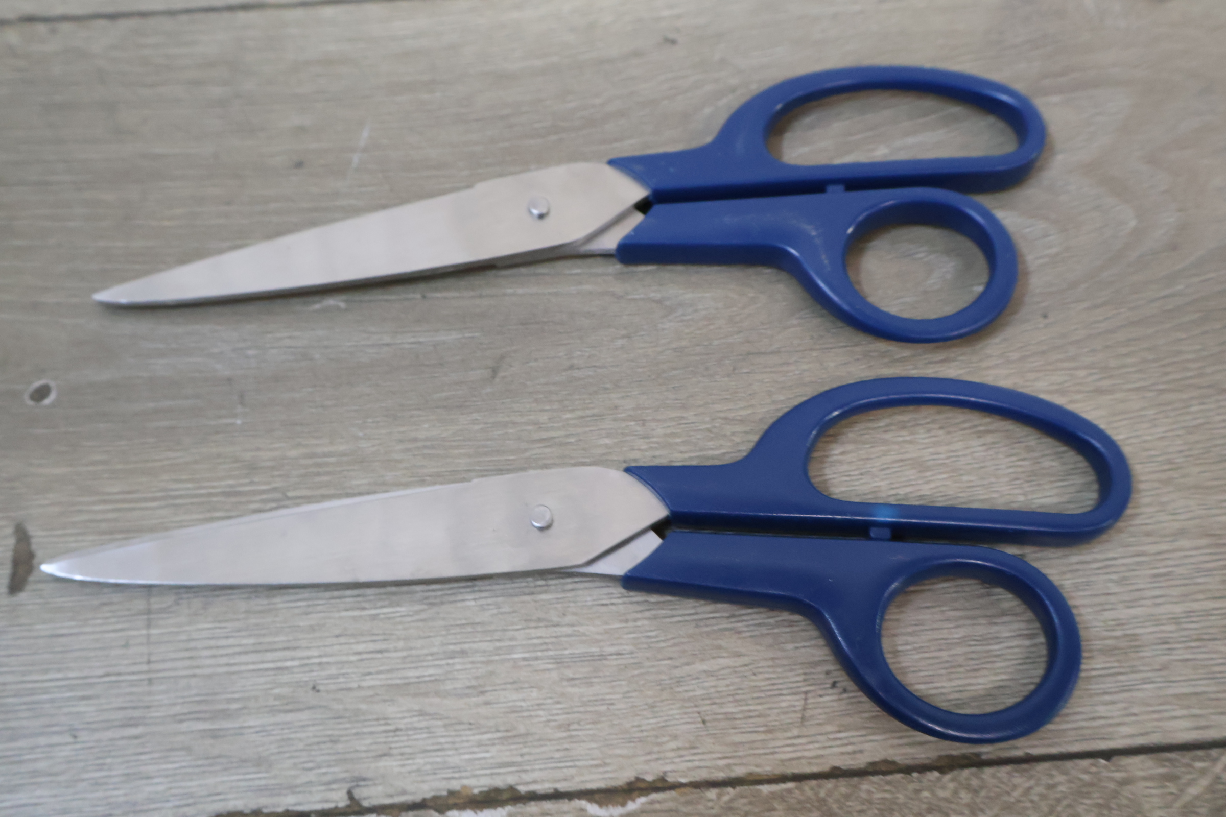9x Alco huishoudscharen blauw 21 cm – foto 8 – kavel bij GSD Auctions, Zoeterwoude