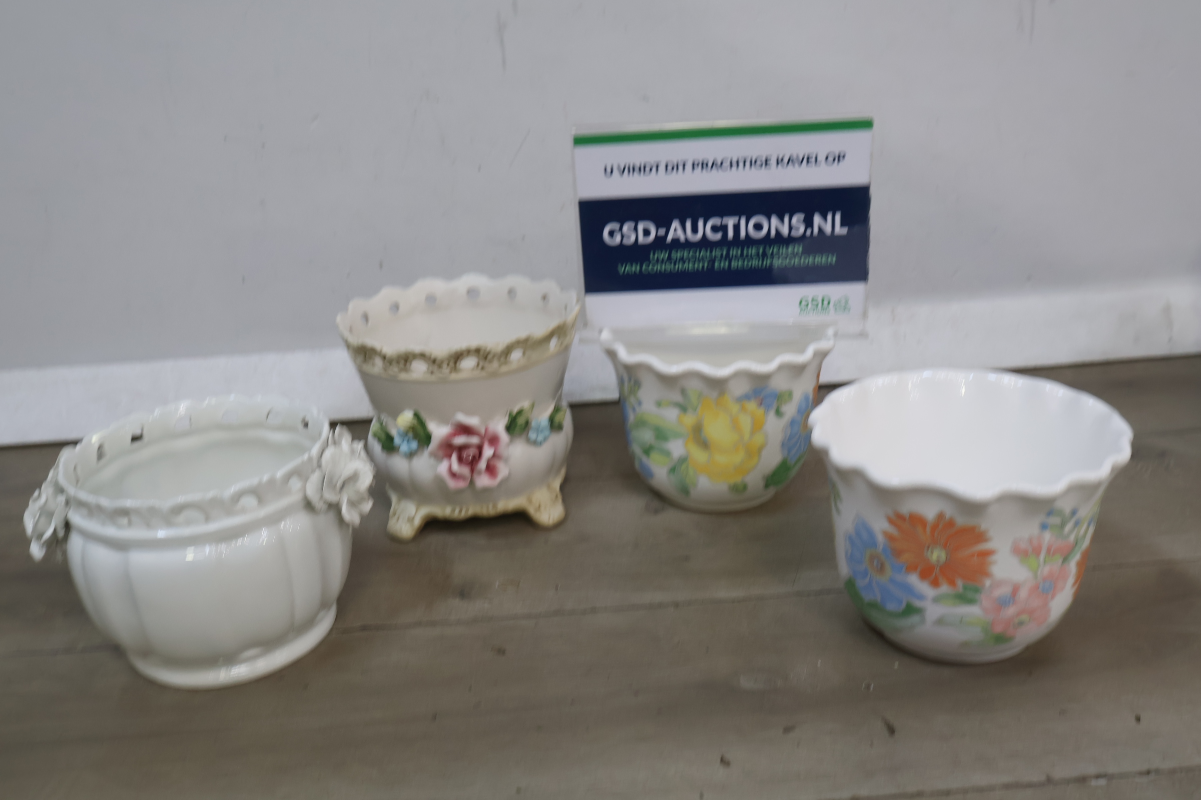 Set van 4 keramische bloempotten met bloemmotief – foto 2 – kavel bij GSD Auctions, Zoeterwoude