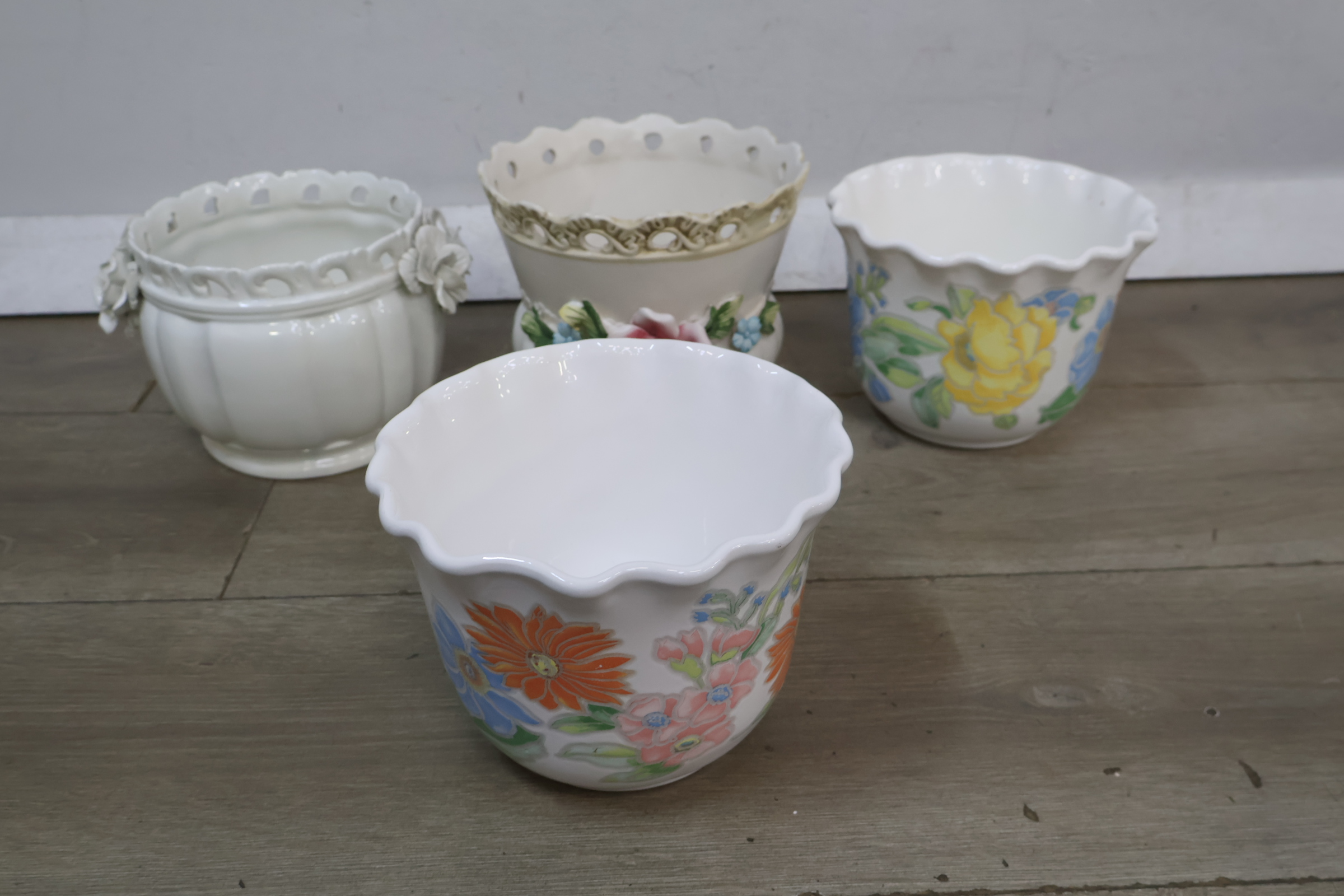 Set van 4 keramische bloempotten met bloemmotief – foto 4 – kavel bij GSD Auctions, Zoeterwoude