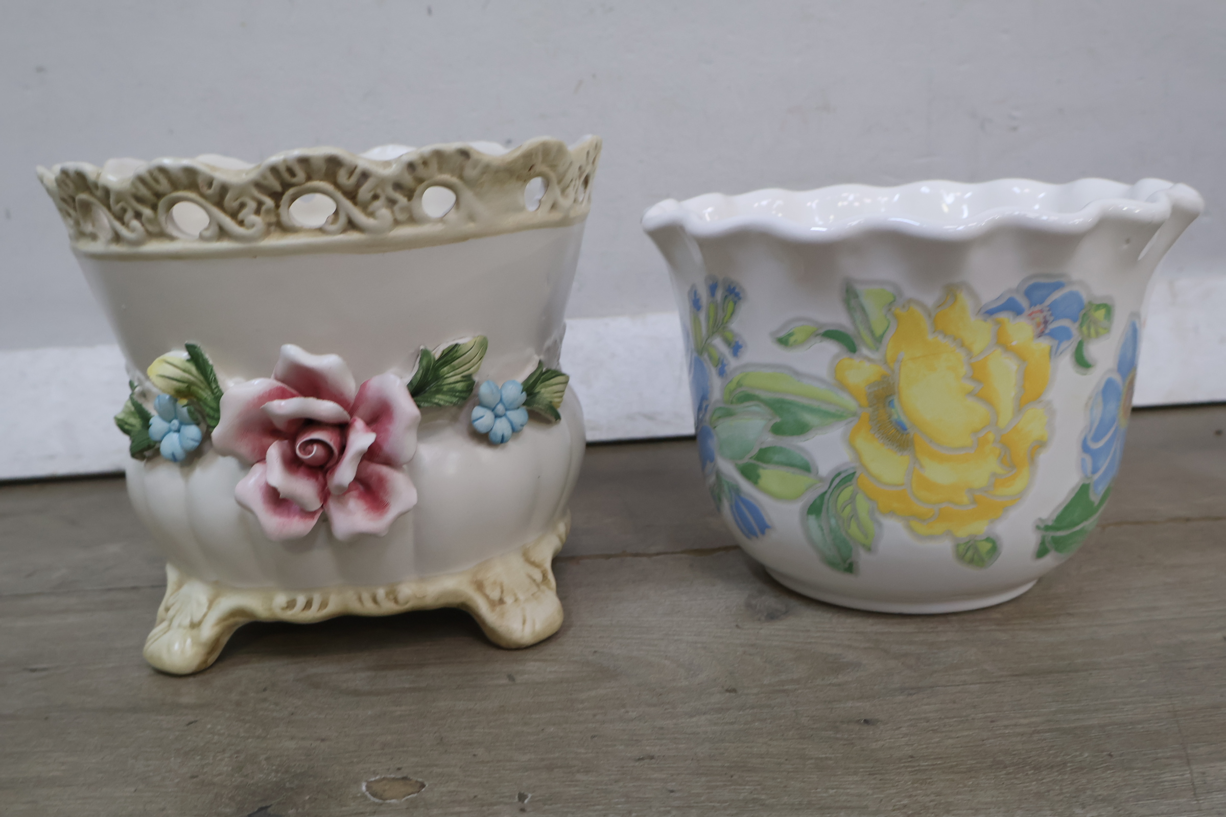 Set van 4 keramische bloempotten met bloemmotief – foto 5 – kavel bij GSD Auctions, Zoeterwoude