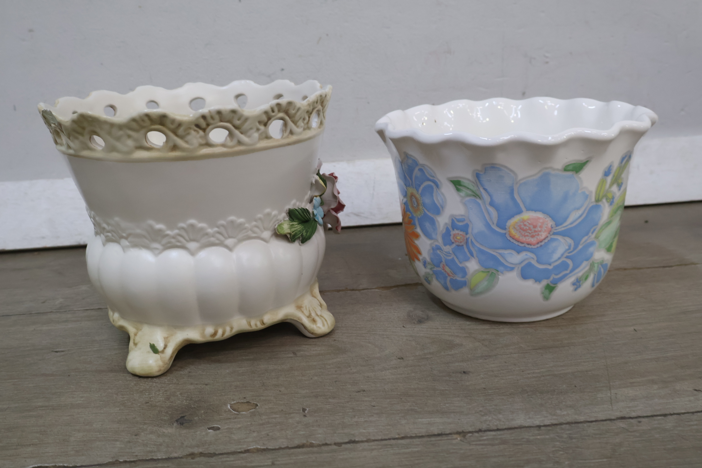 Set van 4 keramische bloempotten met bloemmotief – foto 6 – kavel bij GSD Auctions, Zoeterwoude