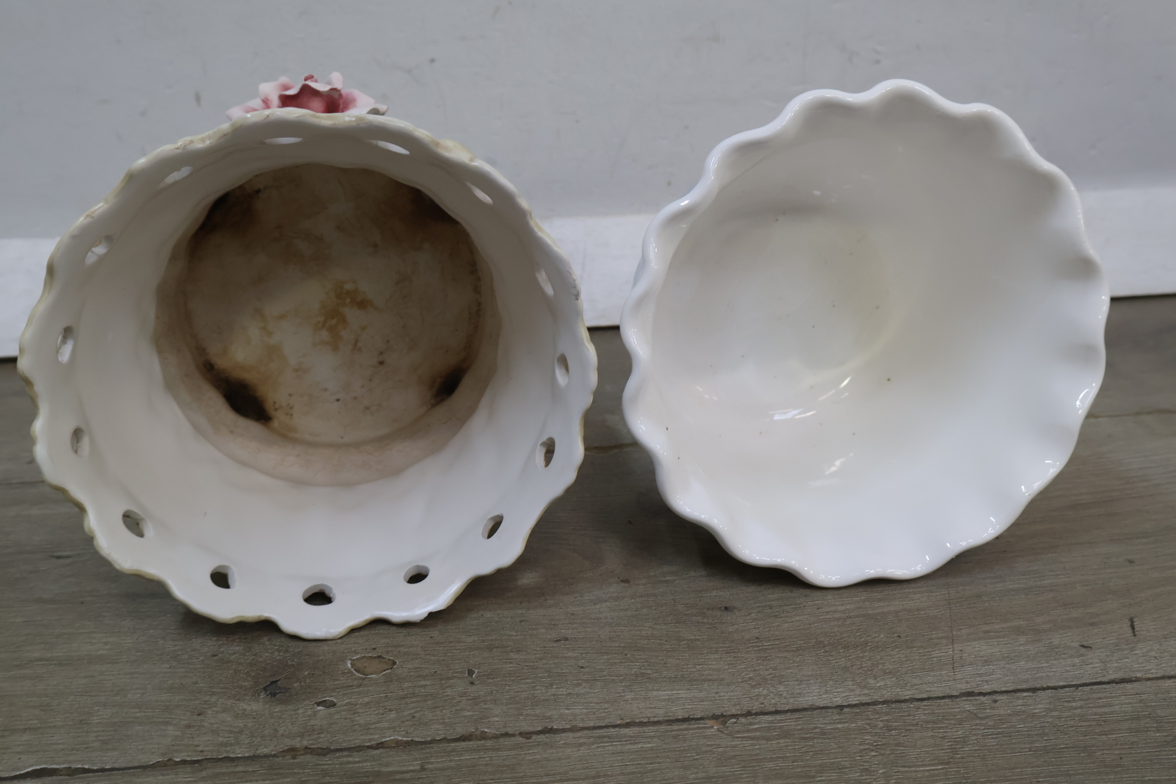 Set van 4 keramische bloempotten met bloemmotief – foto 8 – kavel bij GSD Auctions, Zoeterwoude