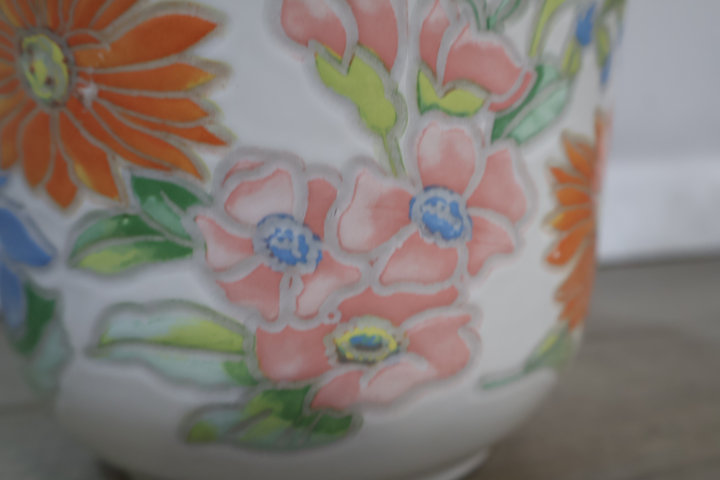 Set van 4 keramische bloempotten met bloemmotief – foto 12 – kavel bij GSD Auctions, Zoeterwoude