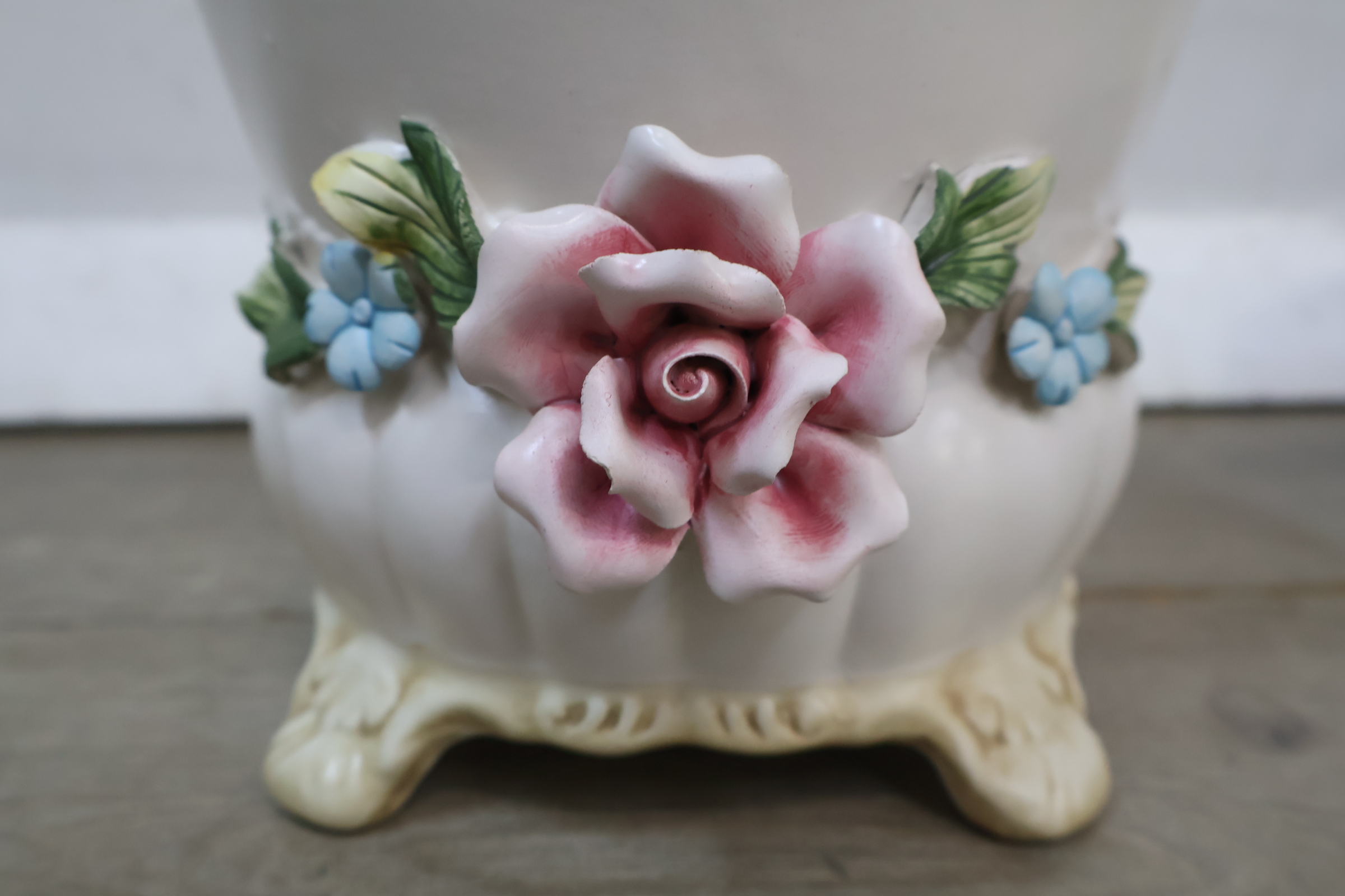 Set van 4 keramische bloempotten met bloemmotief – foto 13 – kavel bij GSD Auctions, Zoeterwoude
