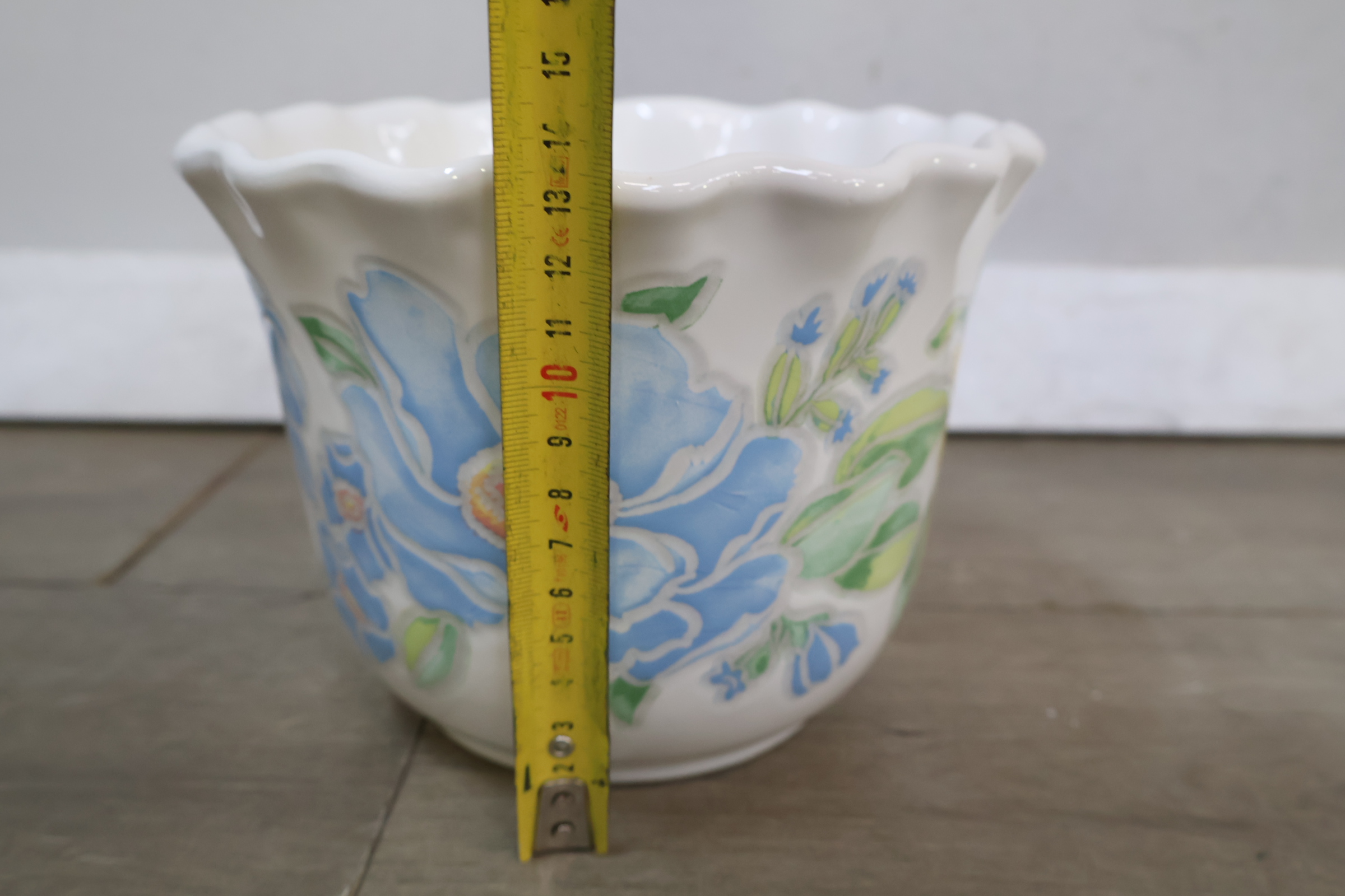 Set van 4 keramische bloempotten met bloemmotief – foto 18 – kavel bij GSD Auctions, Zoeterwoude