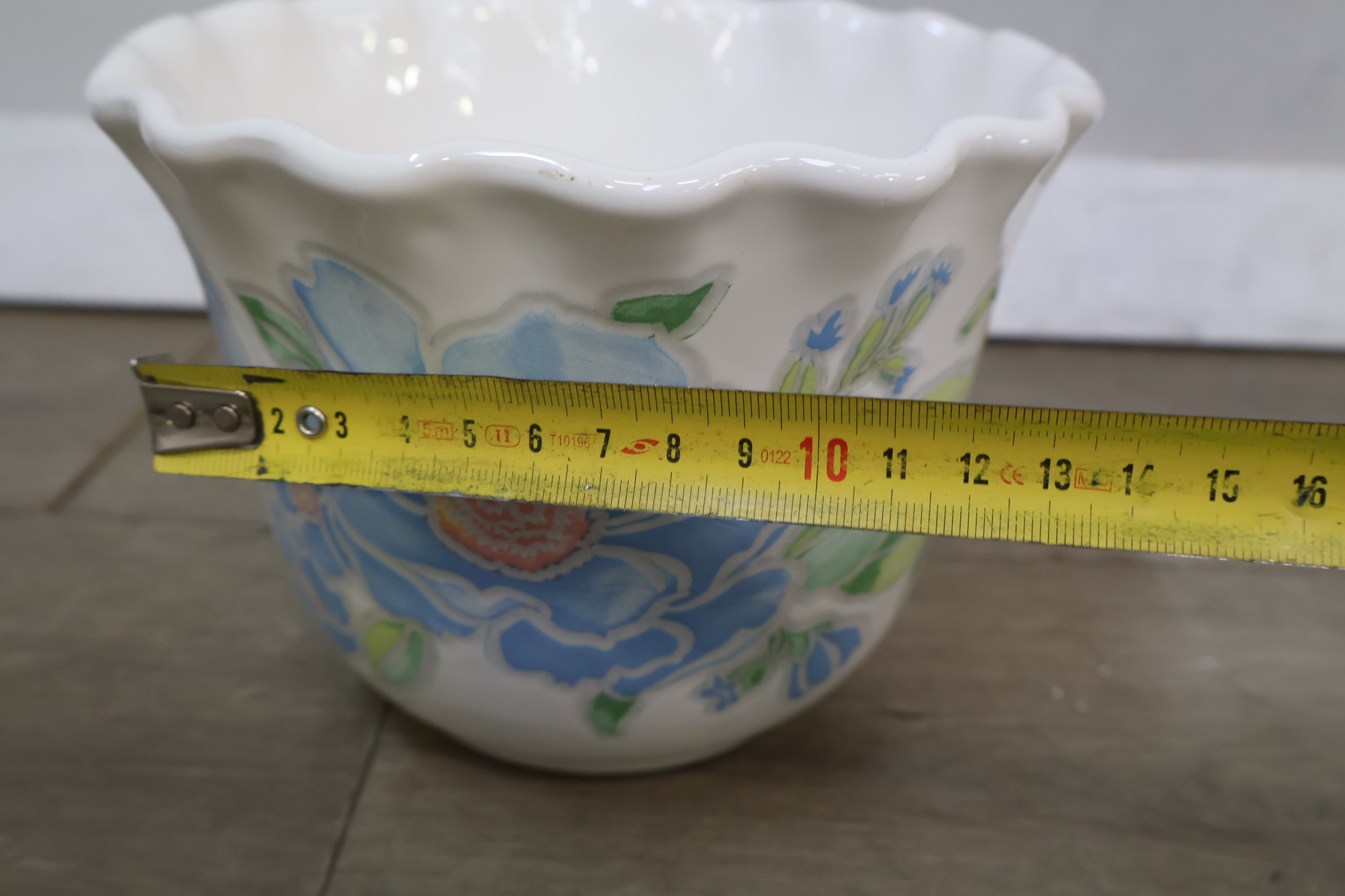 Set van 4 keramische bloempotten met bloemmotief – foto 19 – kavel bij GSD Auctions, Zoeterwoude