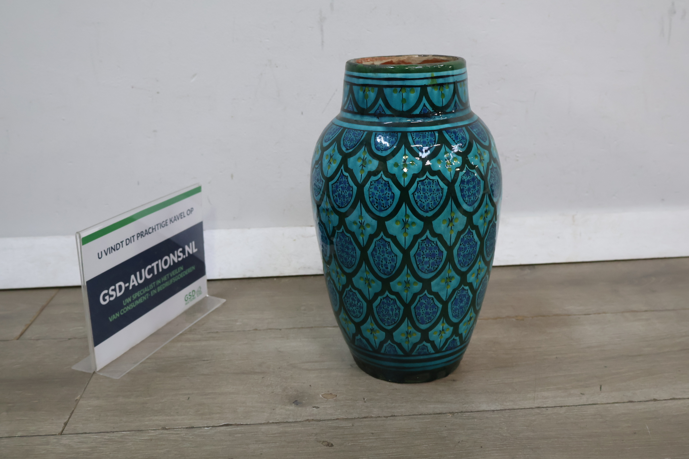 Blauwe decoratieve Safi vaas met patroon – foto 2 – kavel bij GSD Auctions, Zoeterwoude