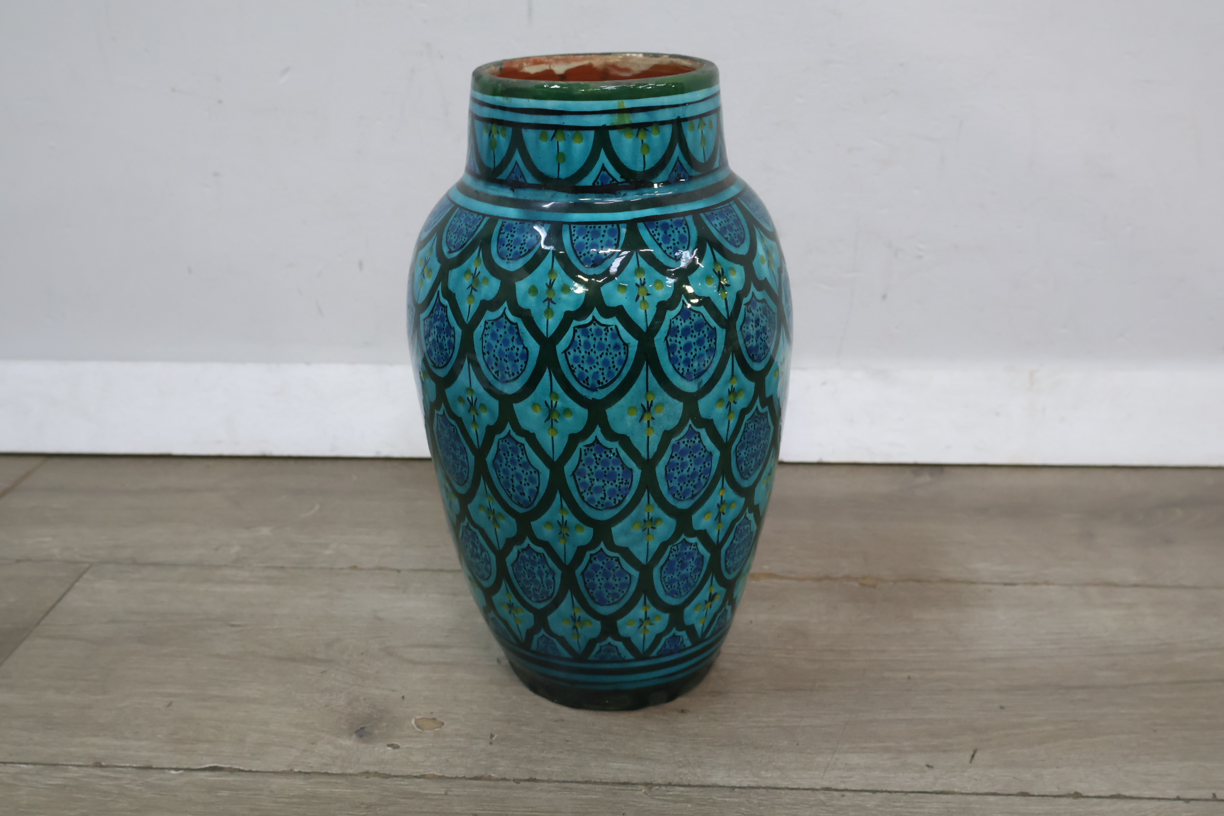 Blauwe decoratieve Safi vaas met patroon – foto 3 – kavel bij GSD Auctions, Zoeterwoude