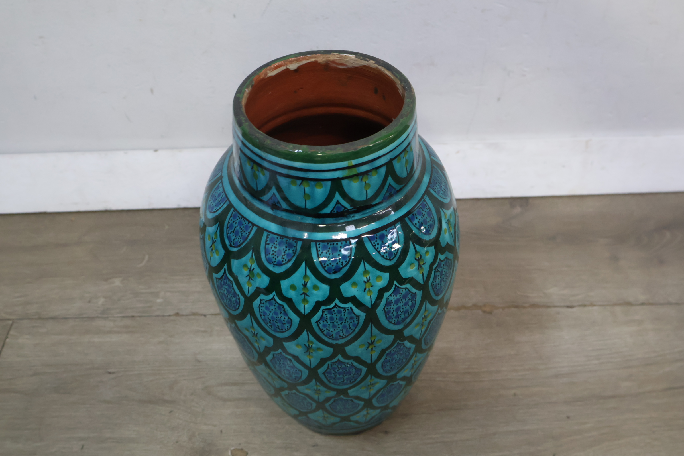 Blauwe decoratieve Safi vaas met patroon – foto 5 – kavel bij GSD Auctions, Zoeterwoude