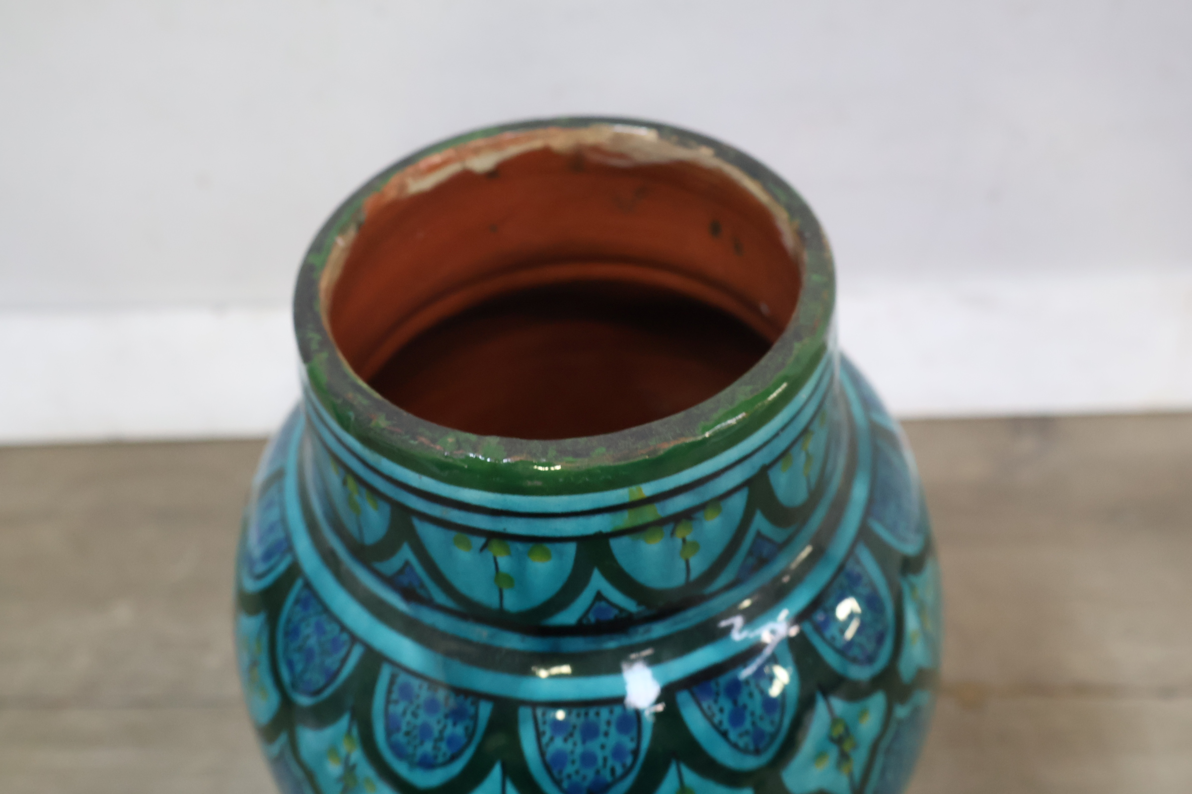 Blauwe decoratieve Safi vaas met patroon – foto 8 – kavel bij GSD Auctions, Zoeterwoude