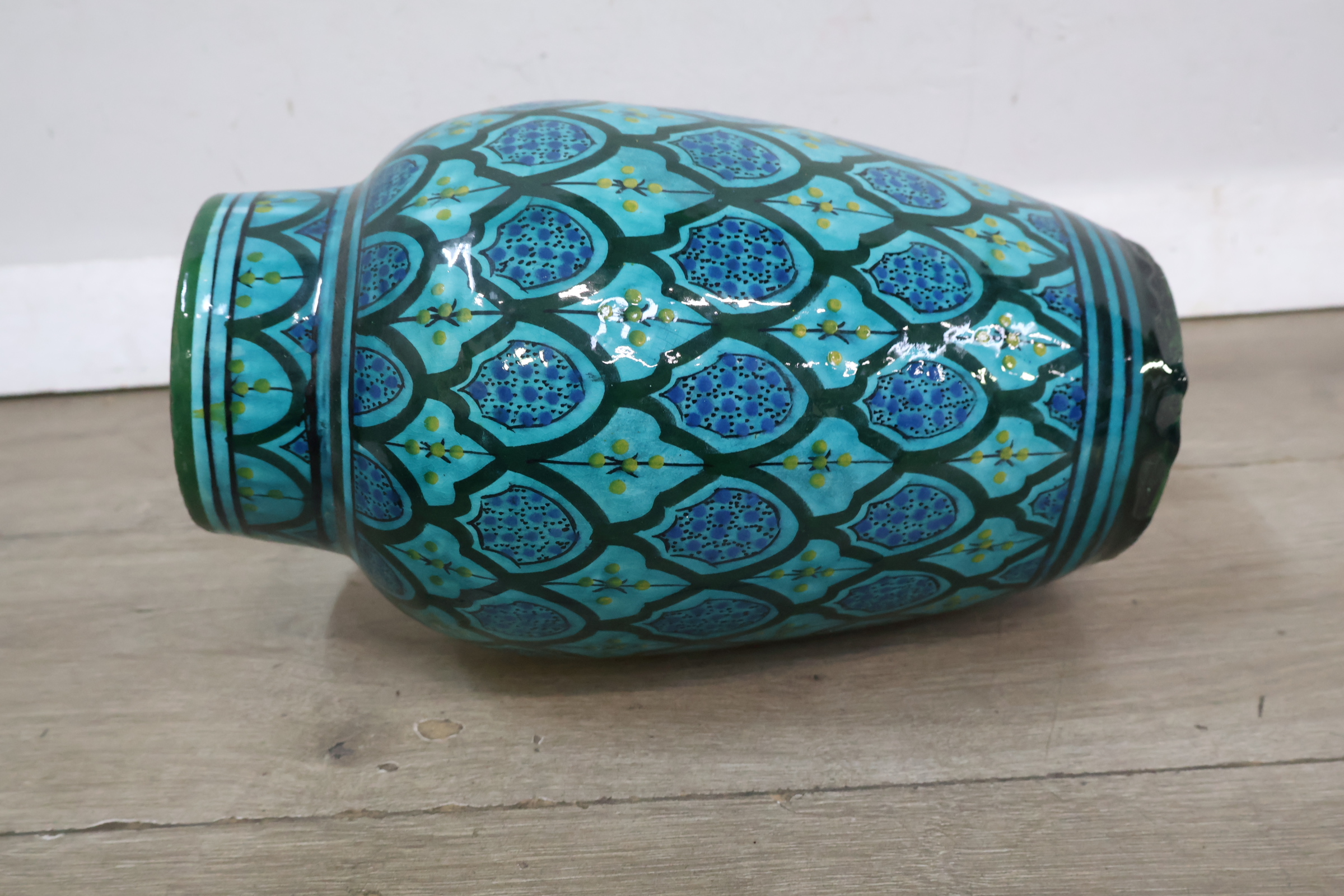 Blauwe decoratieve Safi vaas met patroon – foto 9 – kavel bij GSD Auctions, Zoeterwoude