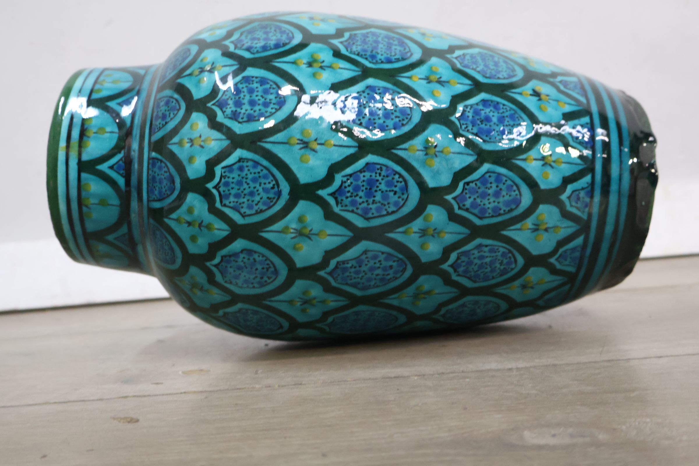 Blauwe decoratieve Safi vaas met patroon – foto 10 – kavel bij GSD Auctions, Zoeterwoude
