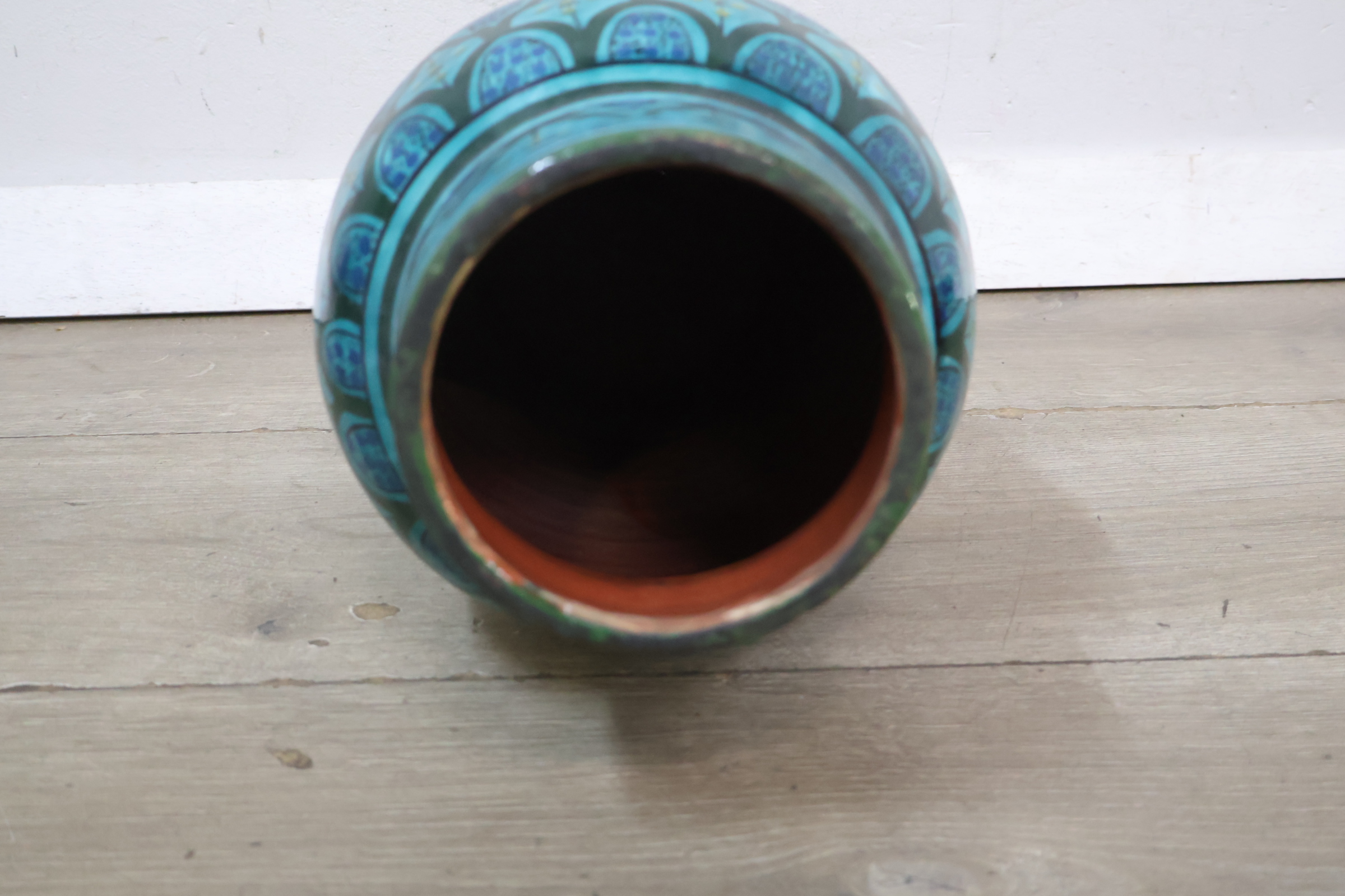Blauwe decoratieve Safi vaas met patroon – foto 11 – kavel bij GSD Auctions, Zoeterwoude