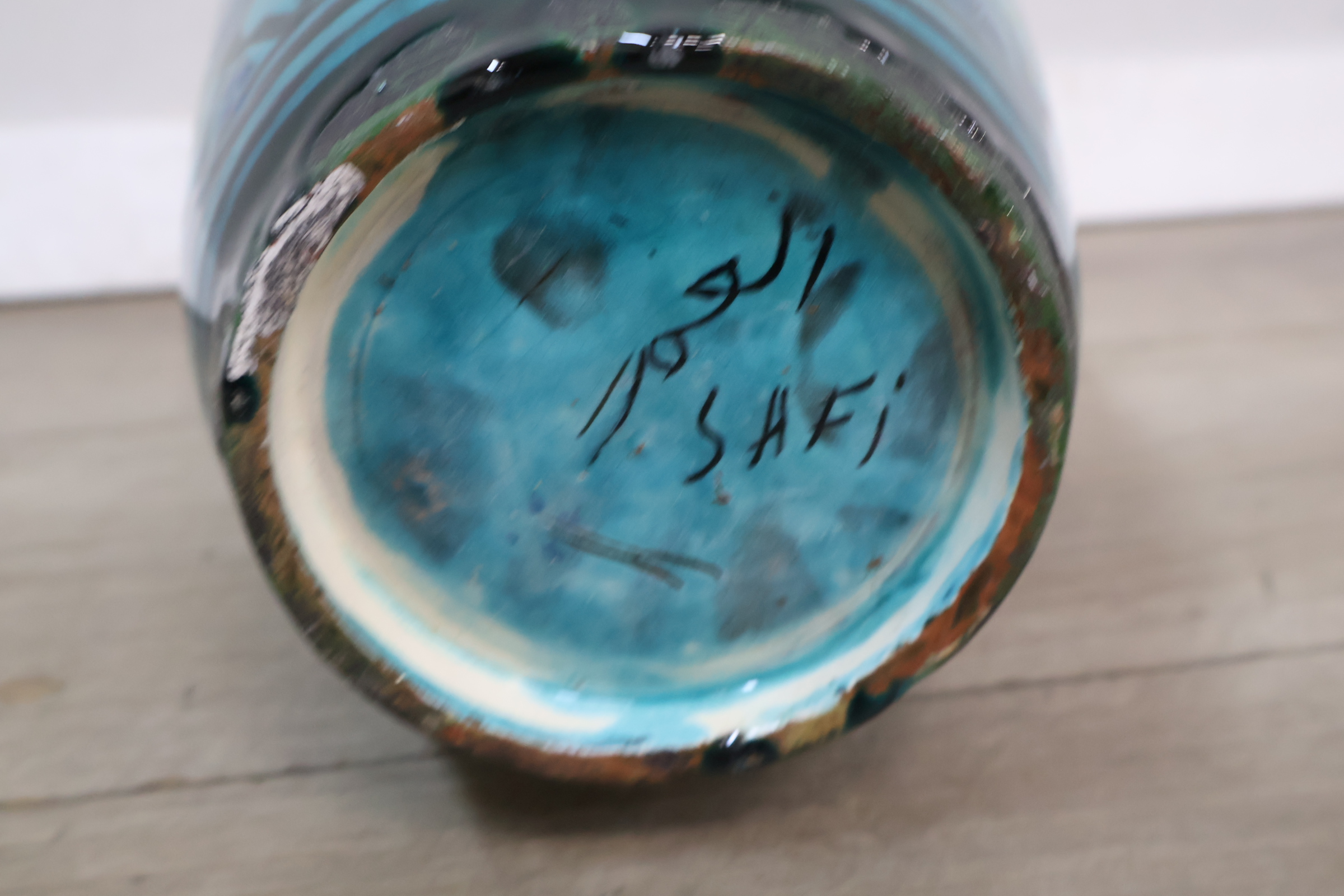 Blauwe decoratieve Safi vaas met patroon – foto 12 – kavel bij GSD Auctions, Zoeterwoude