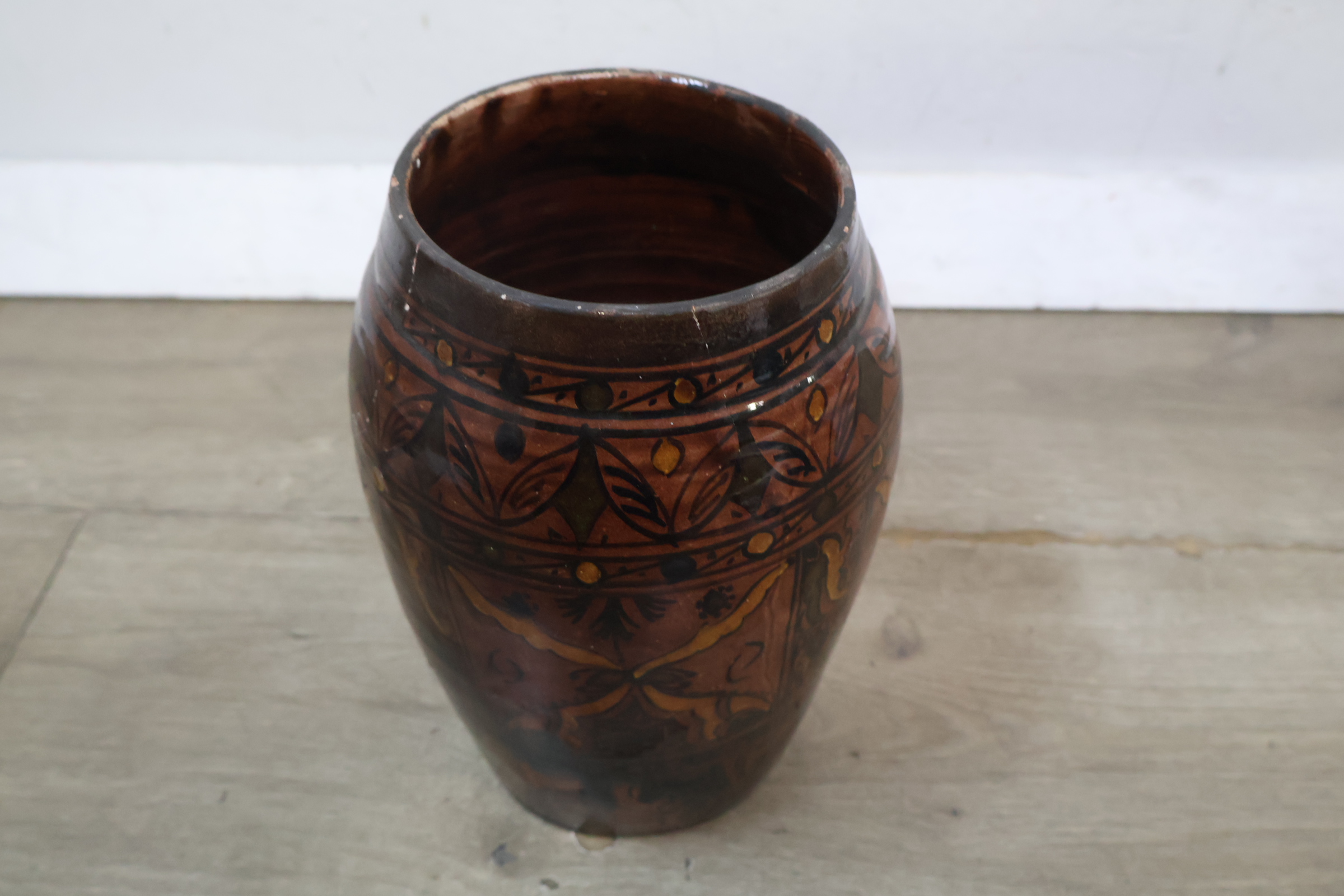 Keramische decoratieve vaas met bruin en zwart motief – foto 3 – kavel bij GSD Auctions, Zoeterwoude