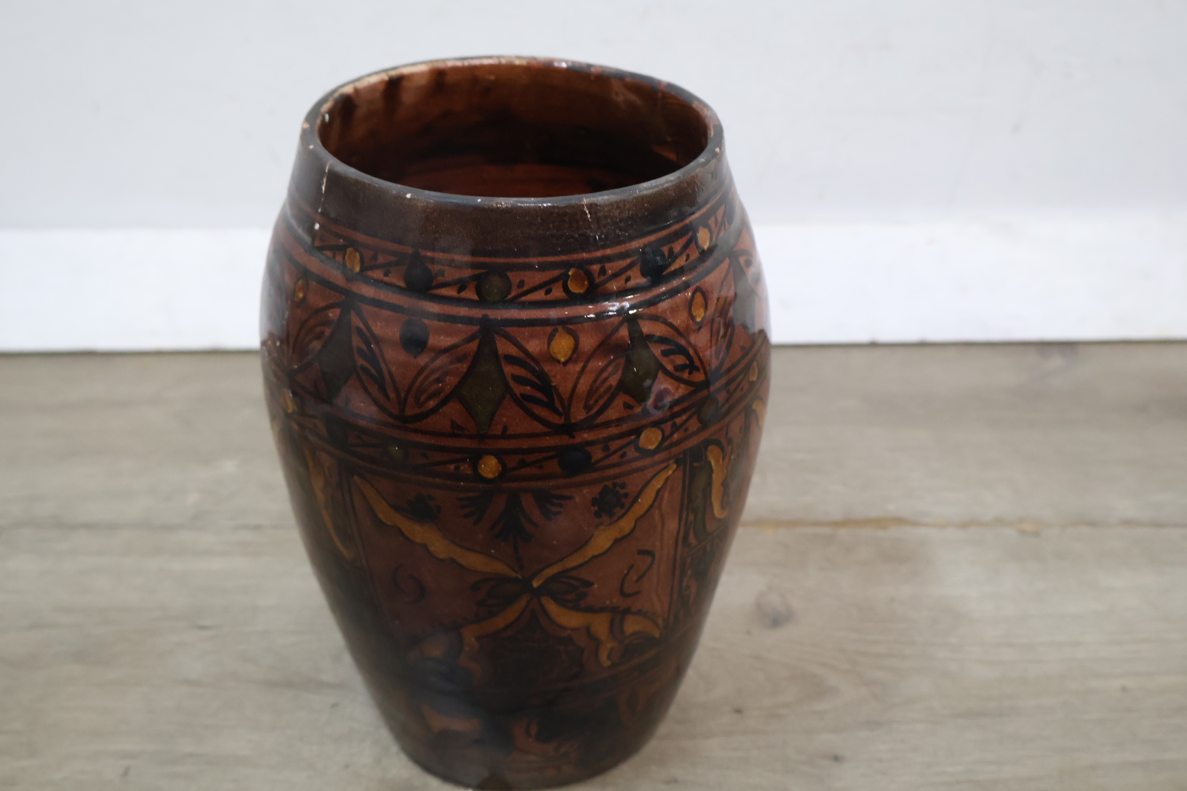 Keramische decoratieve vaas met bruin en zwart motief – foto 4 – kavel bij GSD Auctions, Zoeterwoude