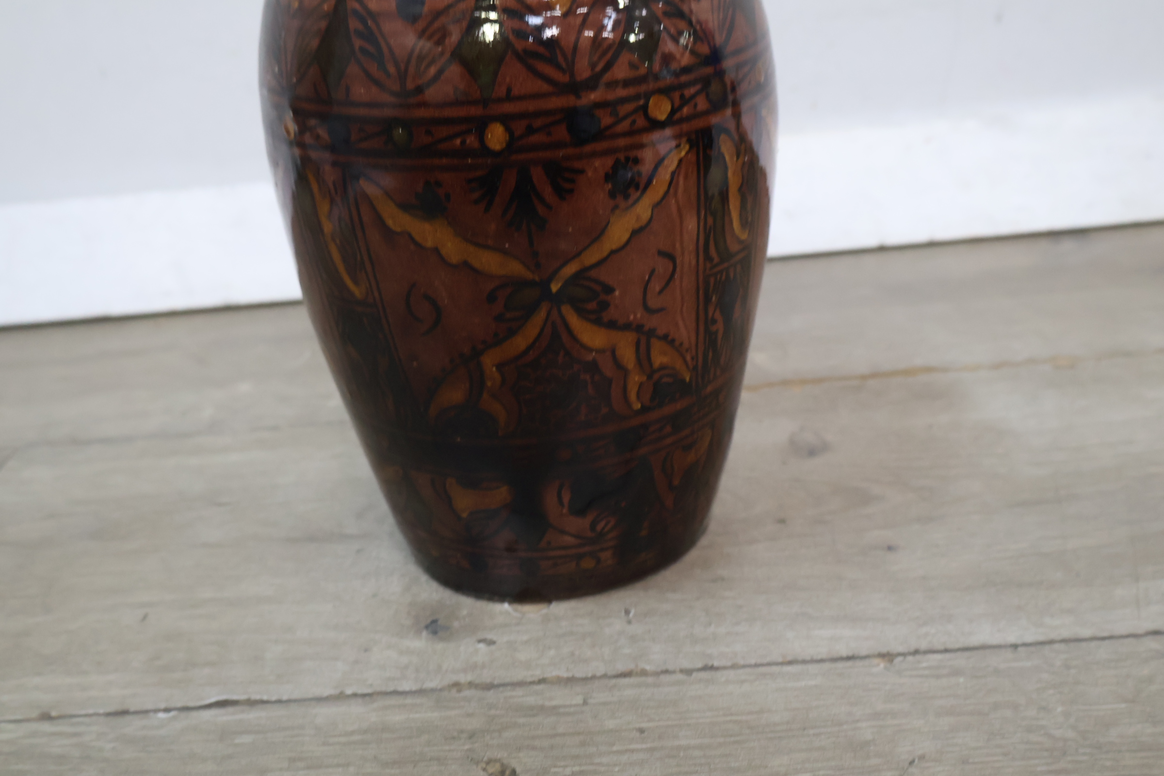 Keramische decoratieve vaas met bruin en zwart motief – foto 5 – kavel bij GSD Auctions, Zoeterwoude