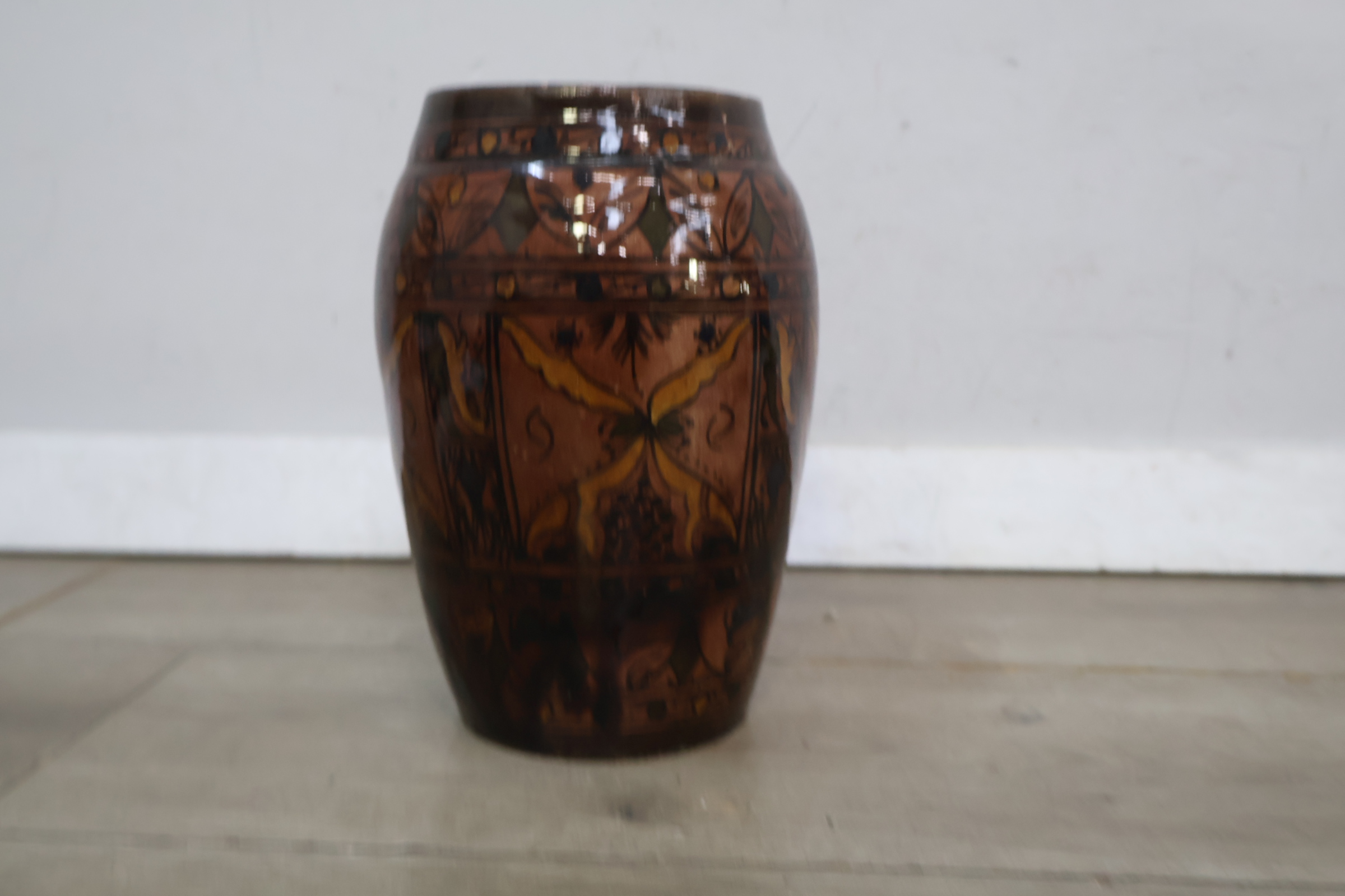 Keramische decoratieve vaas met bruin en zwart motief – foto 6 – kavel bij GSD Auctions, Zoeterwoude