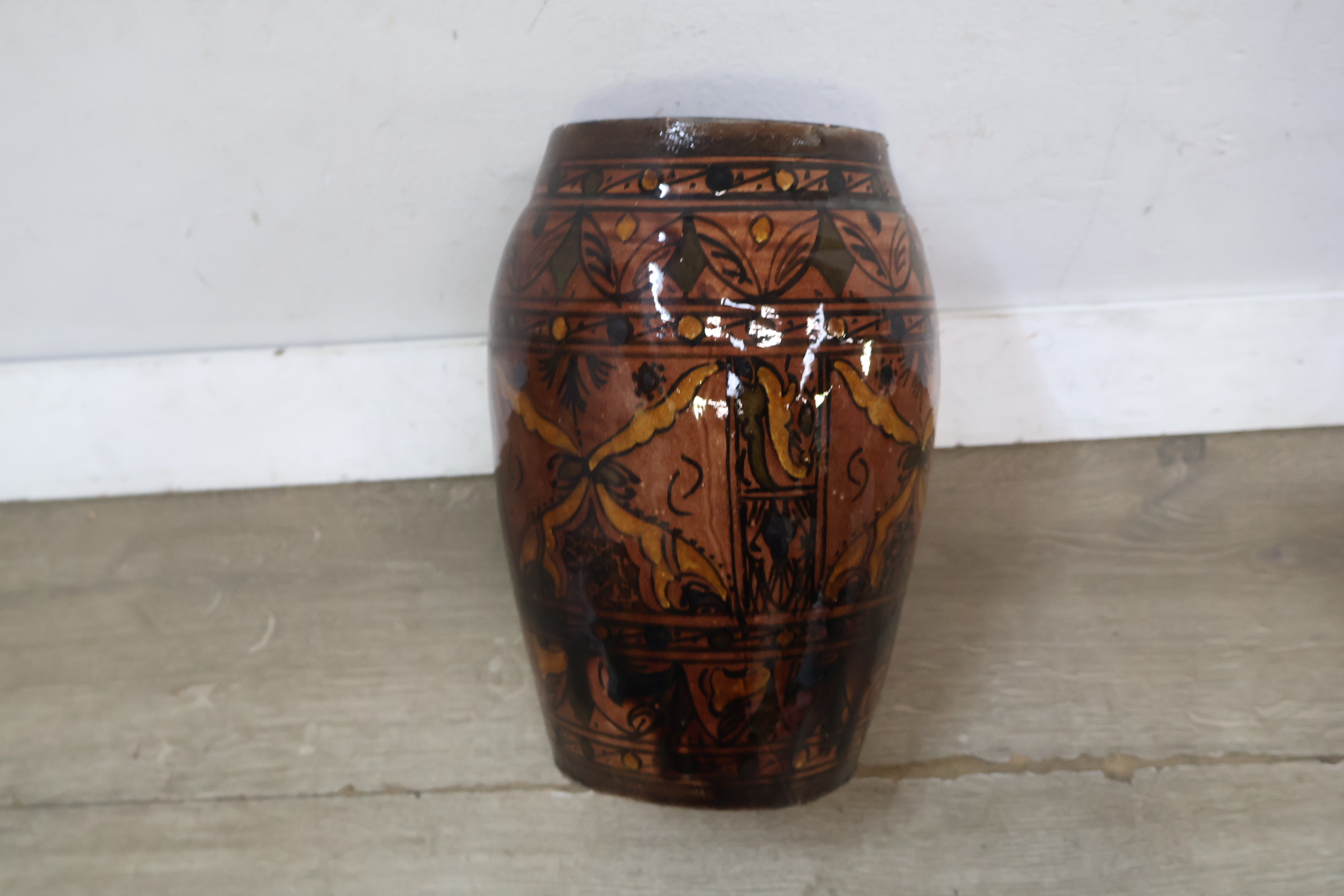 Keramische decoratieve vaas met bruin en zwart motief – foto 7 – kavel bij GSD Auctions, Zoeterwoude