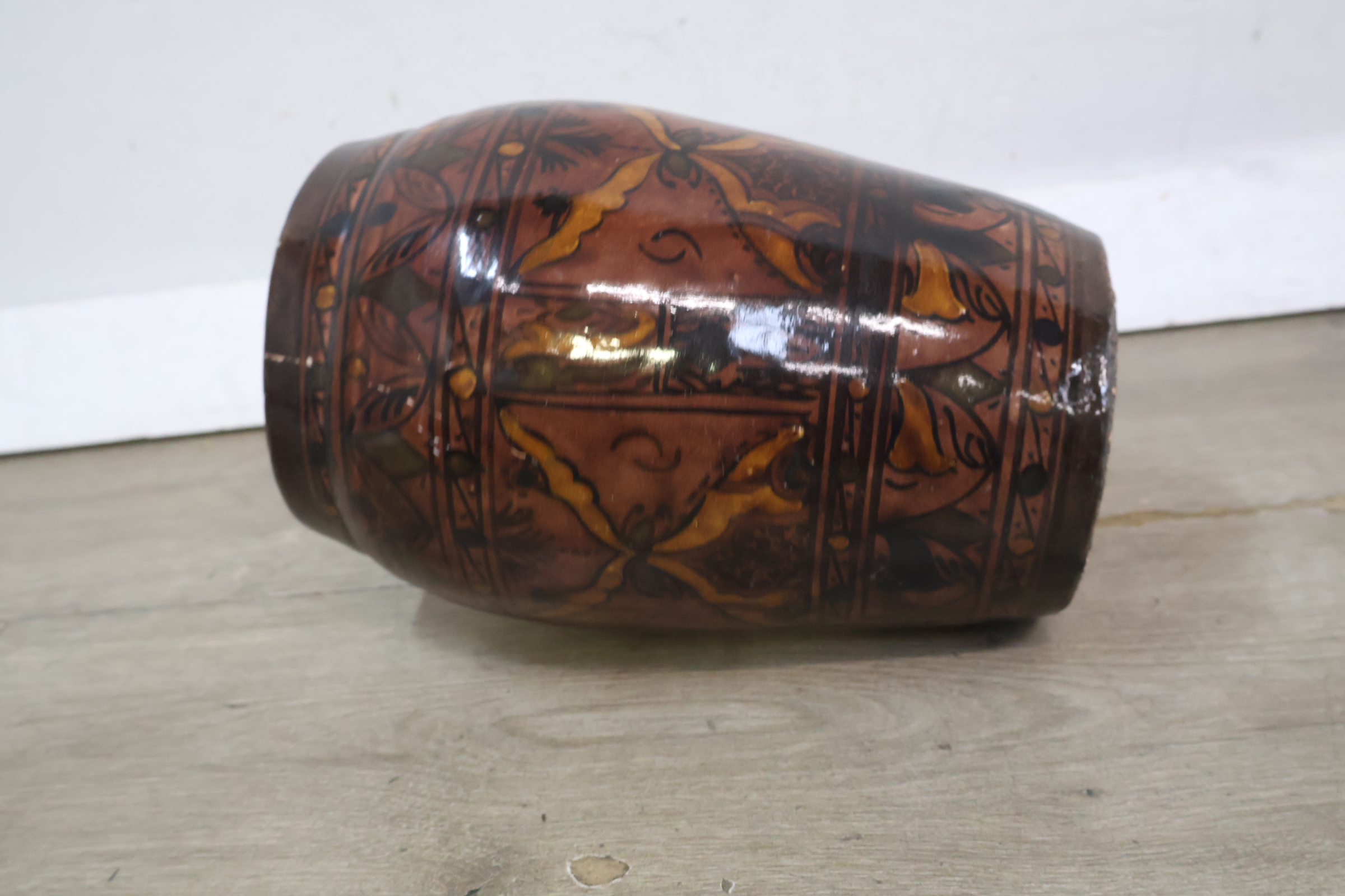 Keramische decoratieve vaas met bruin en zwart motief – foto 8 – kavel bij GSD Auctions, Zoeterwoude