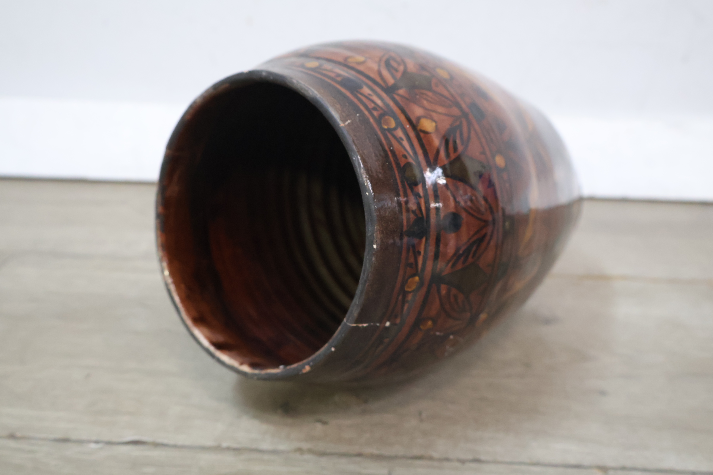Keramische decoratieve vaas met bruin en zwart motief – foto 9 – kavel bij GSD Auctions, Zoeterwoude