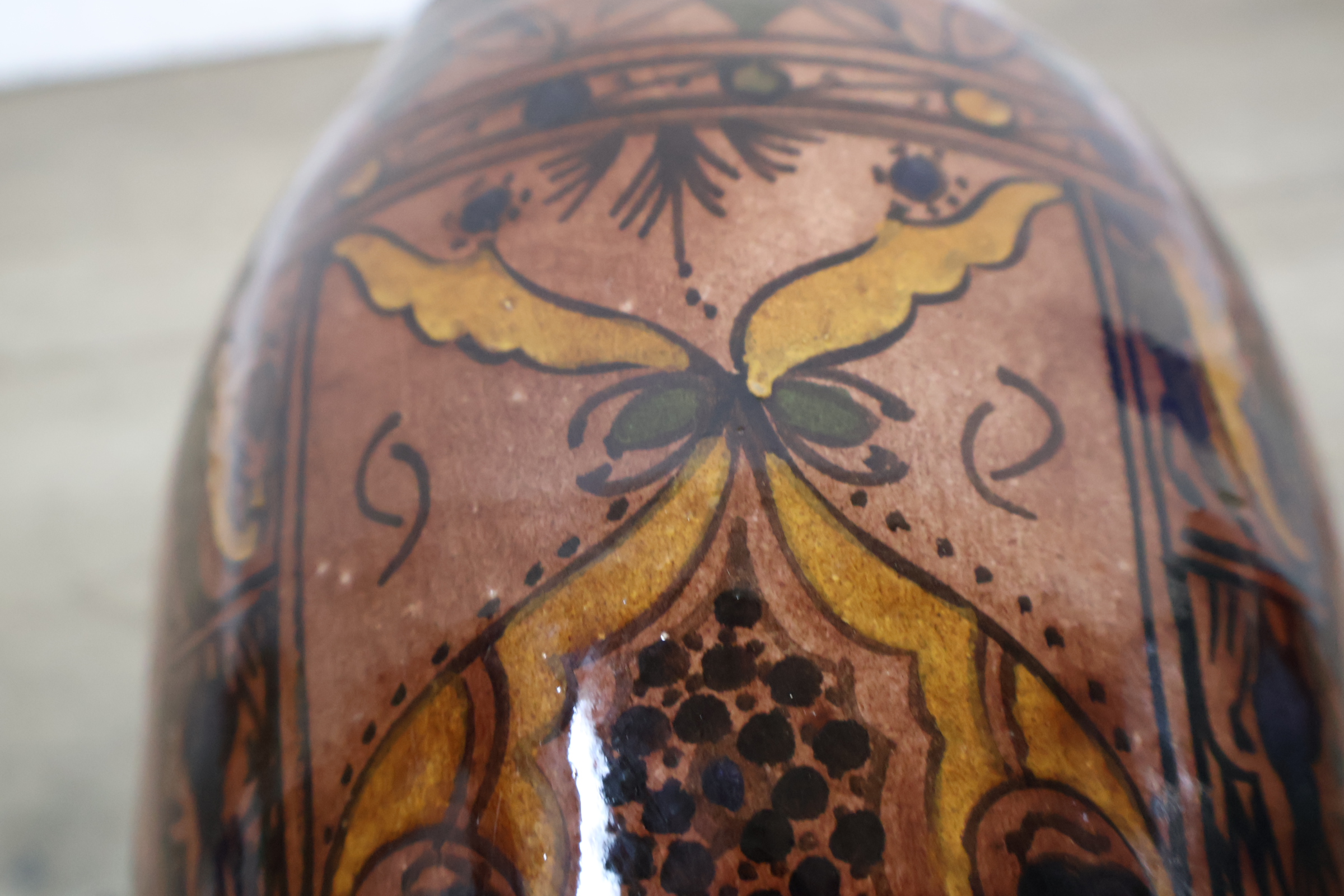 Keramische decoratieve vaas met bruin en zwart motief – foto 11 – kavel bij GSD Auctions, Zoeterwoude