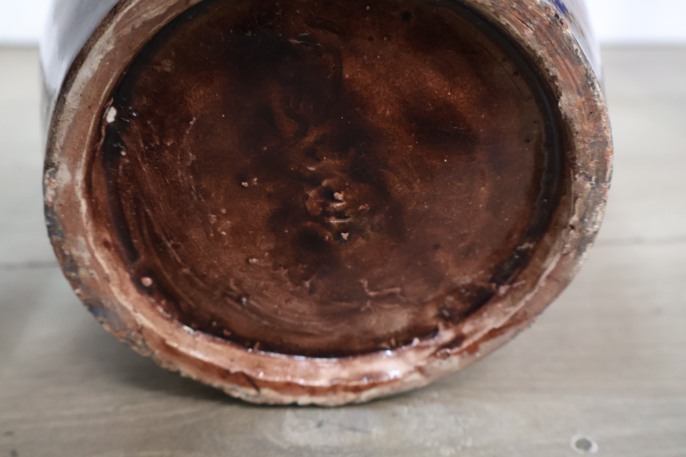 Keramische decoratieve vaas met bruin en zwart motief – foto 12 – kavel bij GSD Auctions, Zoeterwoude